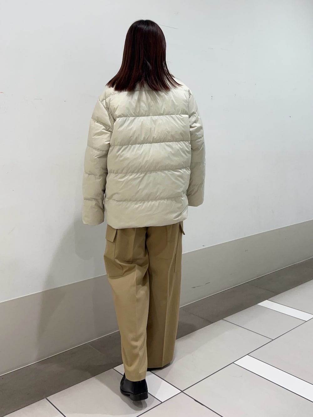 ブラック系のスウェット、ホワイト系のダウンジャケット/コートを着用したレディースの秋コーディネートの4枚目の写真