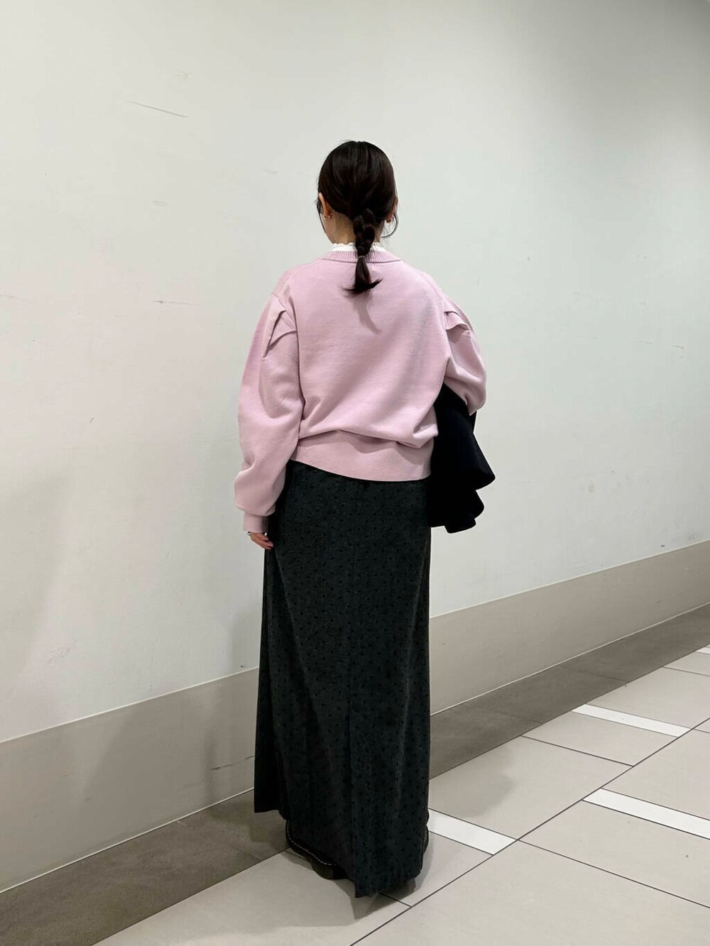 ホワイト系のシャツ/ブラウス、ブラック系のその他アウター、グレー系のスカートを着用したレディースの冬コーディネートの9枚目の写真