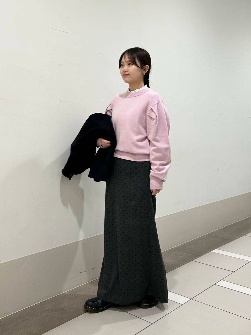 ホワイト系のシャツ/ブラウス、ブラック系のその他アウター、グレー系のスカートを着用したレディースの冬コーディネートの7枚目の写真