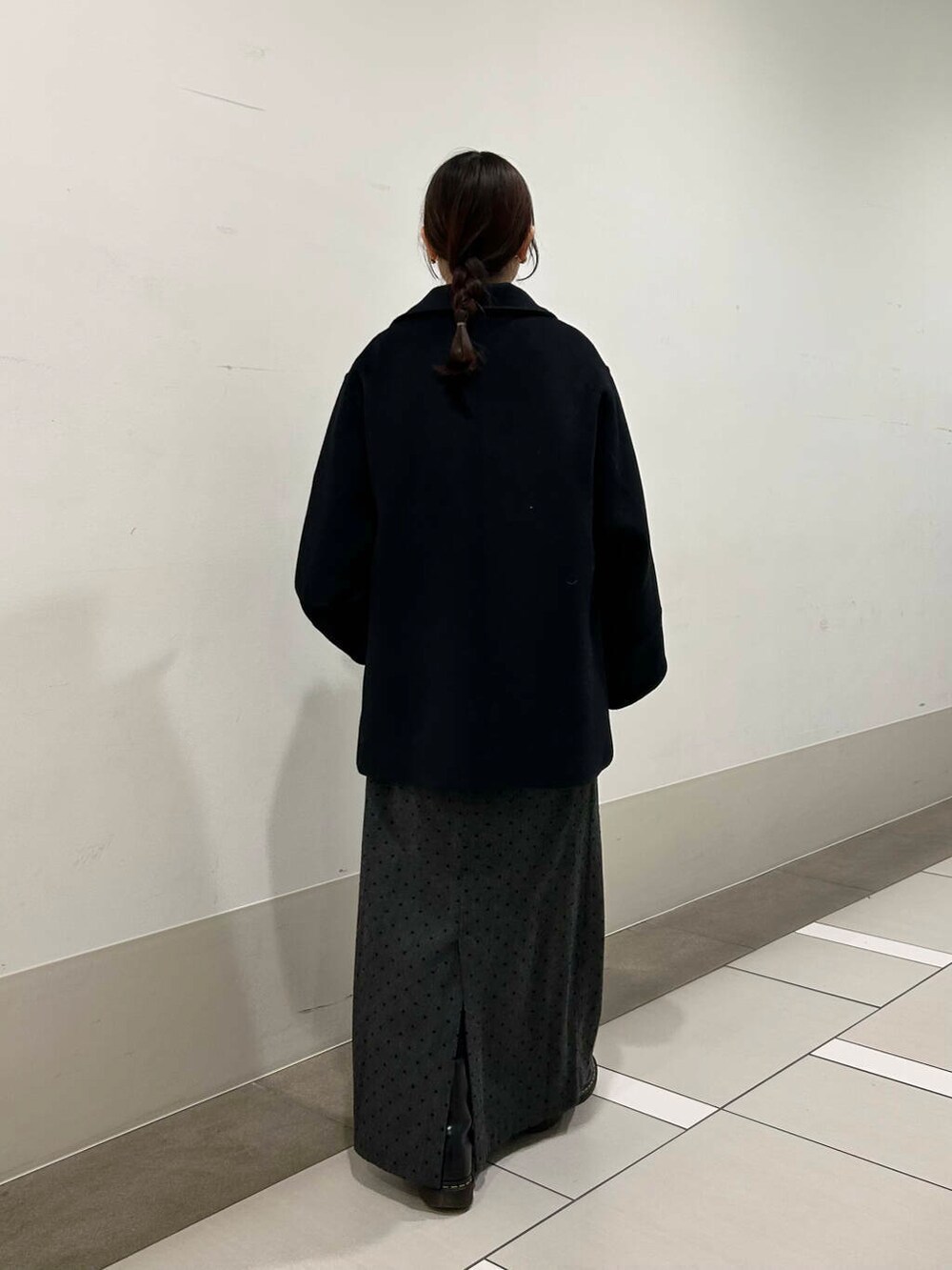 ホワイト系のシャツ/ブラウス、ブラック系のその他アウター、グレー系のスカートを着用したレディースの冬コーディネートの6枚目の写真