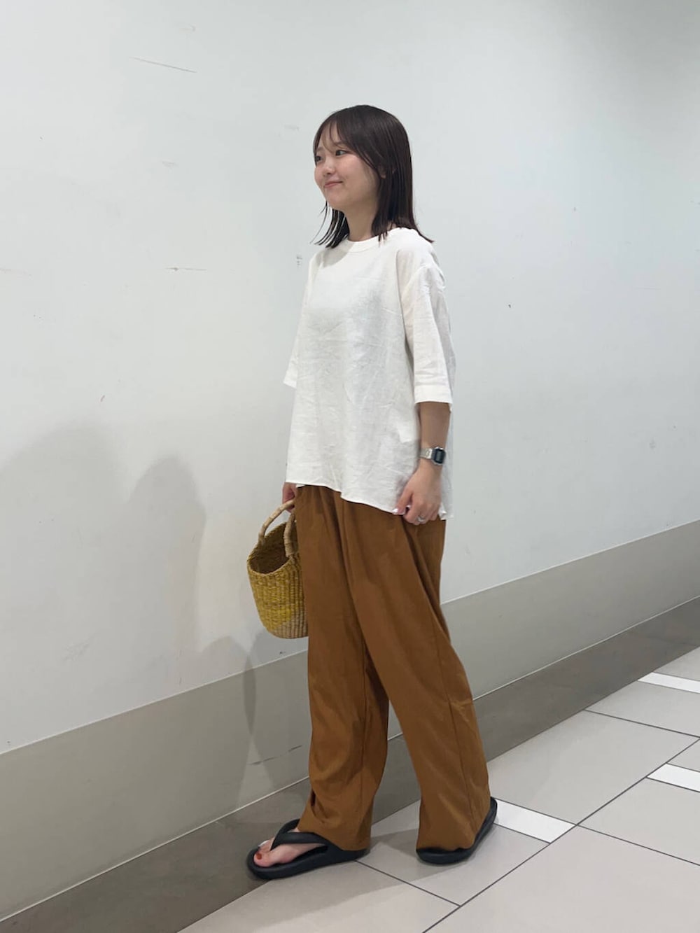 ブラック系のサンダル、ホワイト系のシャツ/ブラウス、イエロー系のその他パンツを着用したレディースの夏コーディネートの3枚目の写真