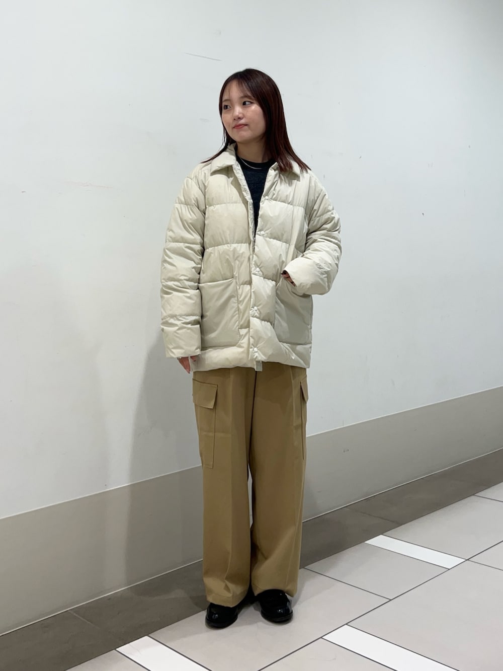 ブラック系のスウェット、ホワイト系のダウンジャケット/コートを着用したレディースの秋コーディネートの3枚目の写真