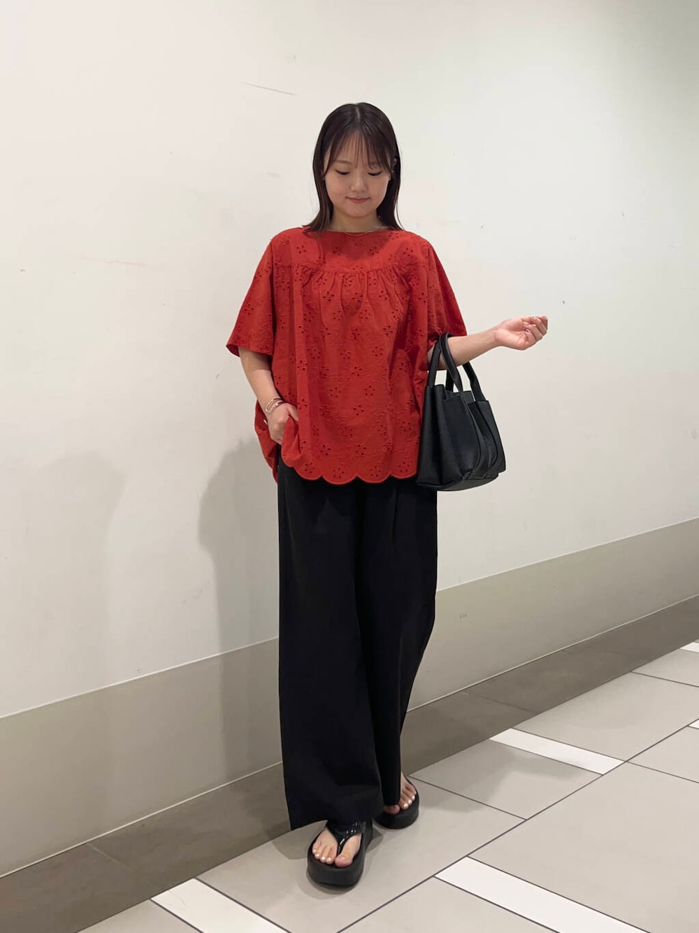 「大人カジュアル、イージーパンツ、ブラウス、低身長、アーバンリサーチドアーズ、低身長コーデ、ドアーズ、イエベ春、夏の快適通勤コーデ、私が選ぶセールアイテム25ss」｜「RODE SKOのプチダブルポケットトートバッグ（トートバッグ、ブラック系）」を使った、rikoさん（レディース・154cm）の夏コーディネートの3枚目の写真
