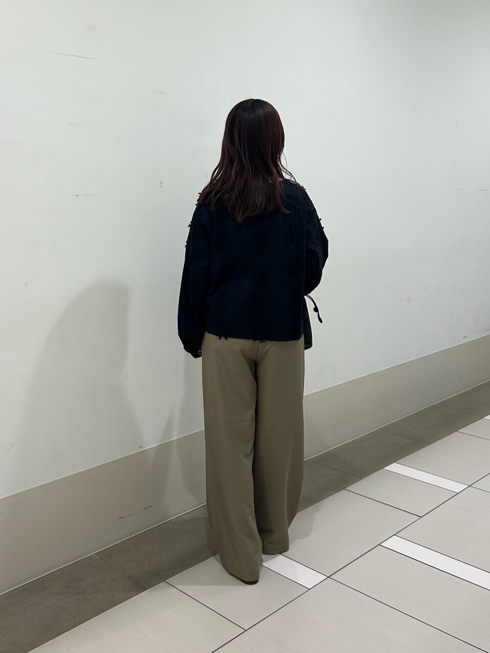 ベージュ系のその他パンツ、ブラック系のショルダーバッグ、ブラック系のシャツ/ブラウスを着用したレディースの春コーディネートの4枚目の写真