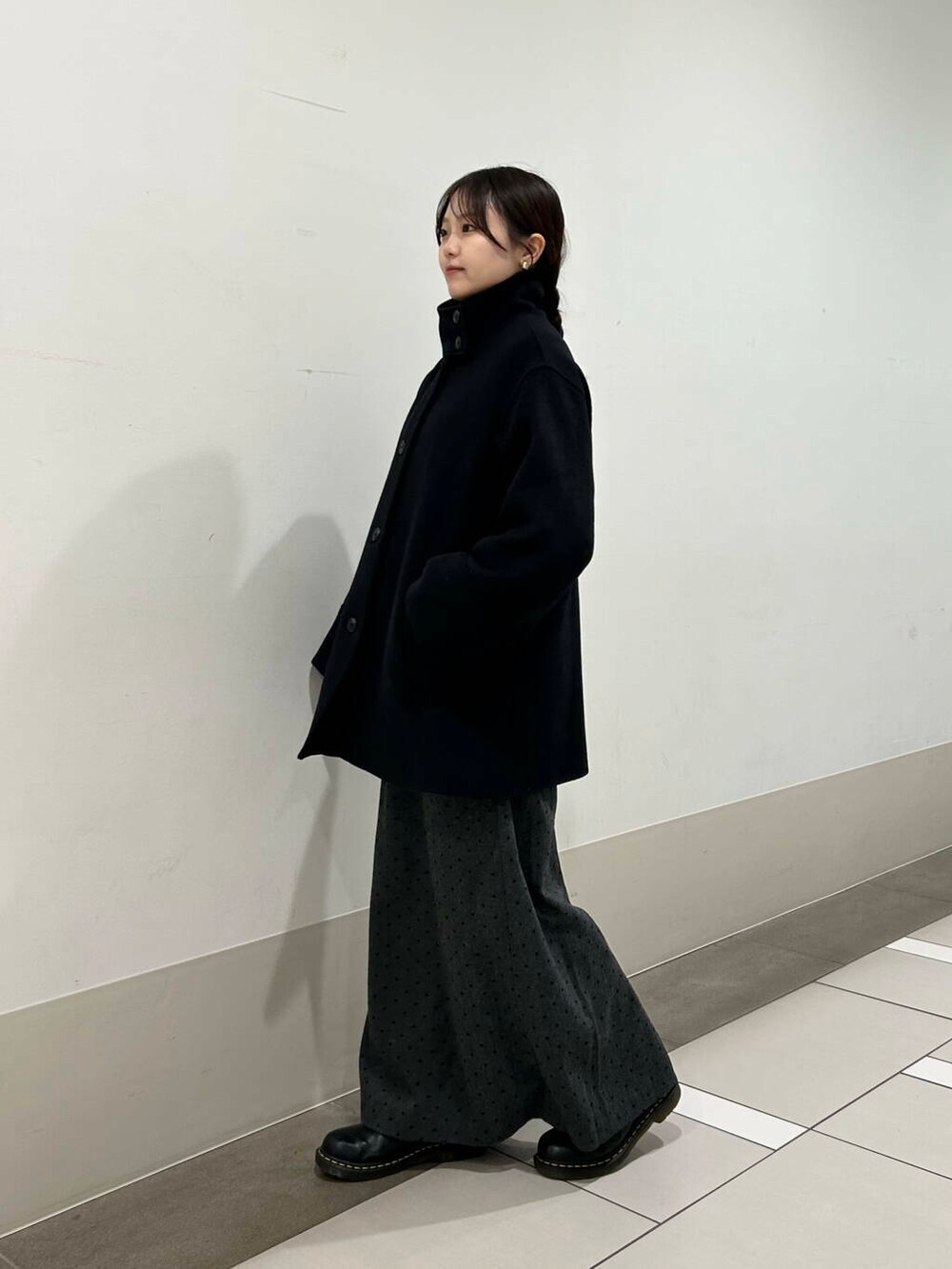 ホワイト系のシャツ/ブラウス、ブラック系のその他アウター、グレー系のスカートを着用したレディースの冬コーディネートの2枚目の写真