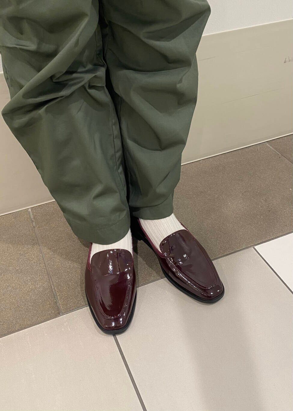 グリーン系のカーゴパンツ、ブラック系のショルダーバッグ、レッド系のローファーを着用したレディースの夏コーディネートの6枚目の写真