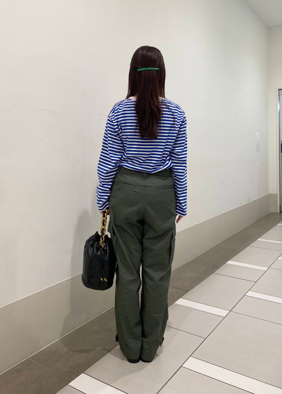 グリーン系のカーゴパンツ、ブラック系のショルダーバッグ、レッド系のローファーを着用したレディースの夏コーディネートの4枚目の写真