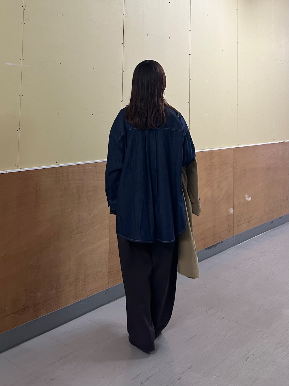 ブルー系のシャツ/ブラウス、ブラウン系のその他パンツ、ベージュ系のトレンチコートを着用したレディースの春コーディネートの5枚目の写真