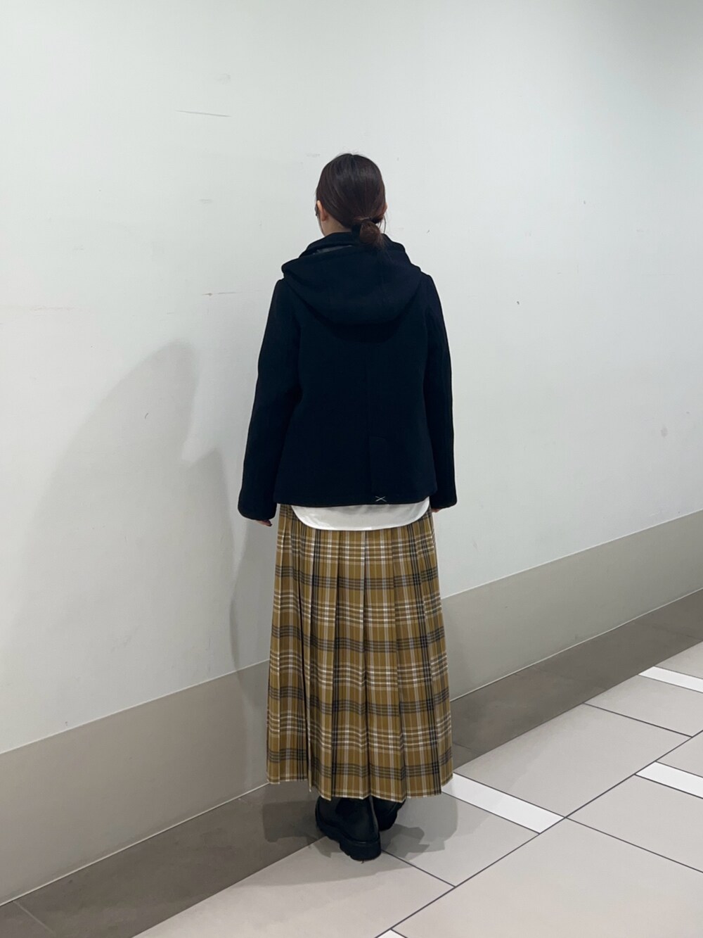 ブルー系のその他アウター、イエロー系のスカートを着用したレディースの冬コーディネートの2枚目の写真