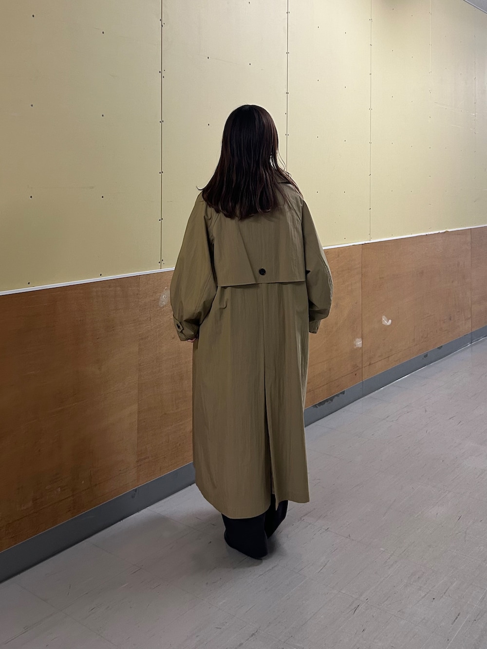 ブルー系のシャツ/ブラウス、ブラウン系のその他パンツ、ベージュ系のトレンチコートを着用したレディースの春コーディネートの3枚目の写真