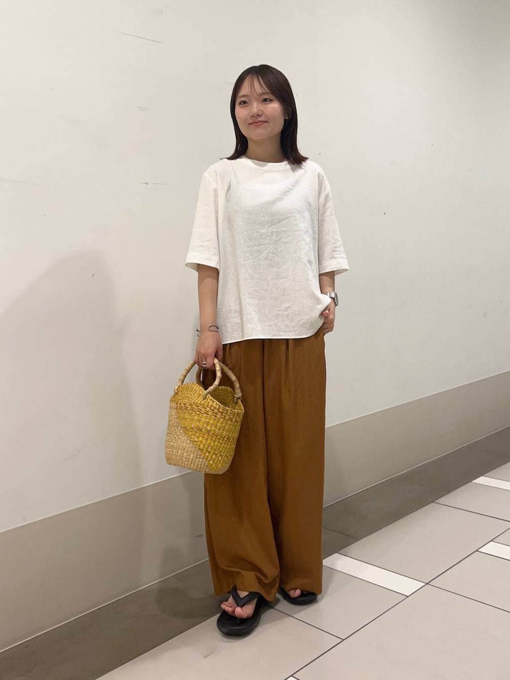 ブラック系のサンダル、ホワイト系のシャツ/ブラウス、イエロー系のその他パンツを着用したレディースの夏コーディネートの2枚目の写真