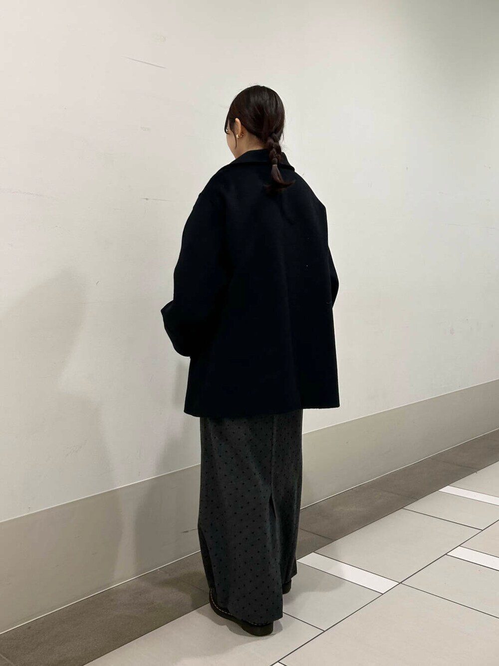 ホワイト系のシャツ/ブラウス、ブラック系のその他アウター、グレー系のスカートを着用したレディースの冬コーディネートの5枚目の写真