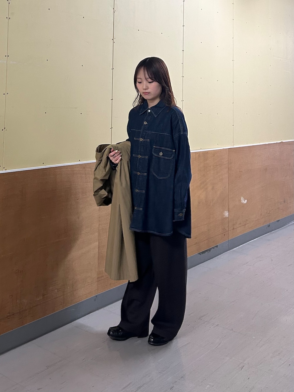 ブルー系のシャツ/ブラウス、ブラウン系のその他パンツ、ベージュ系のトレンチコートを着用したレディースの春コーディネートの4枚目の写真