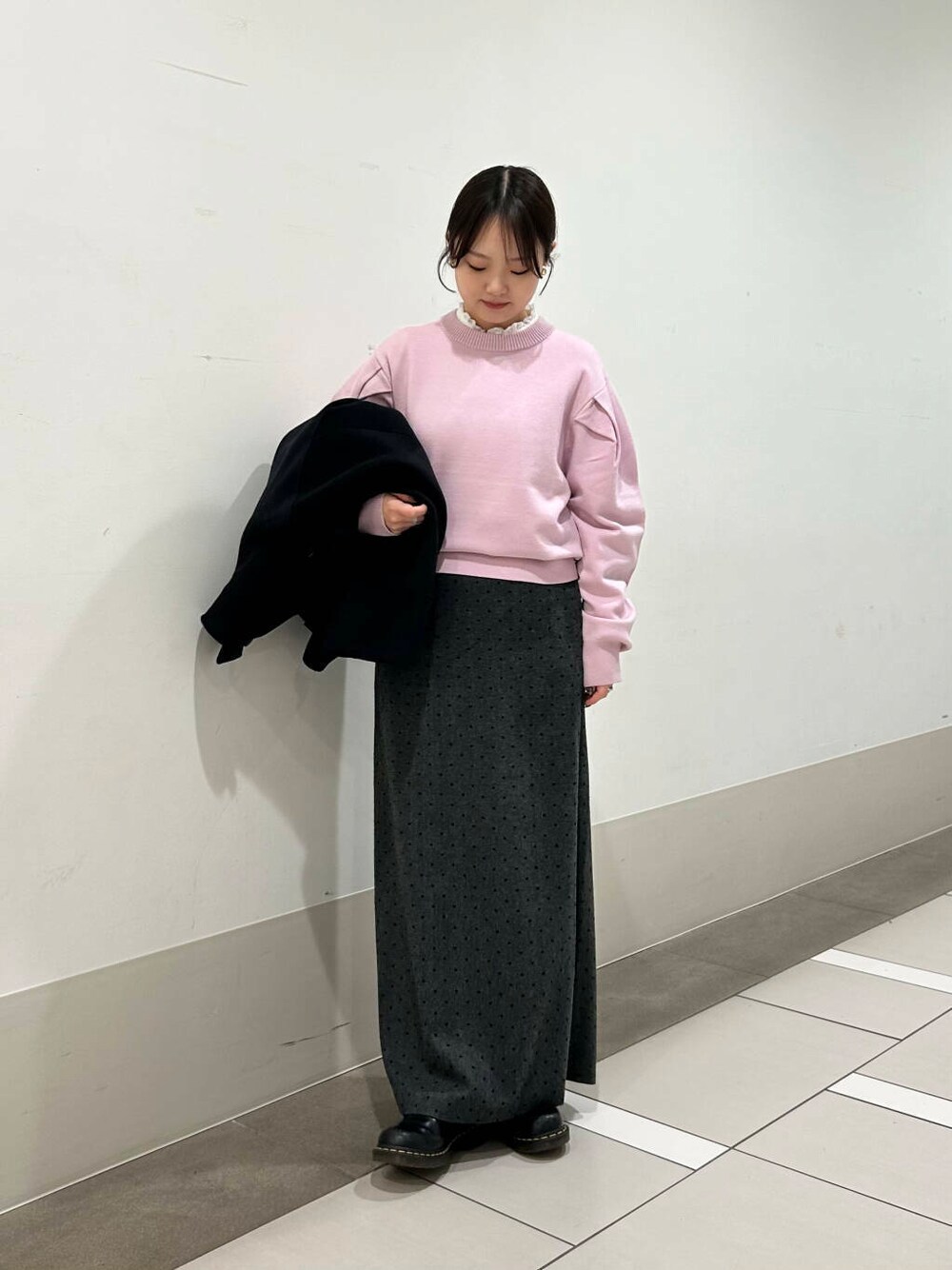 ホワイト系のシャツ/ブラウス、ブラック系のその他アウター、グレー系のスカートを着用したレディースの冬コーディネートの8枚目の写真