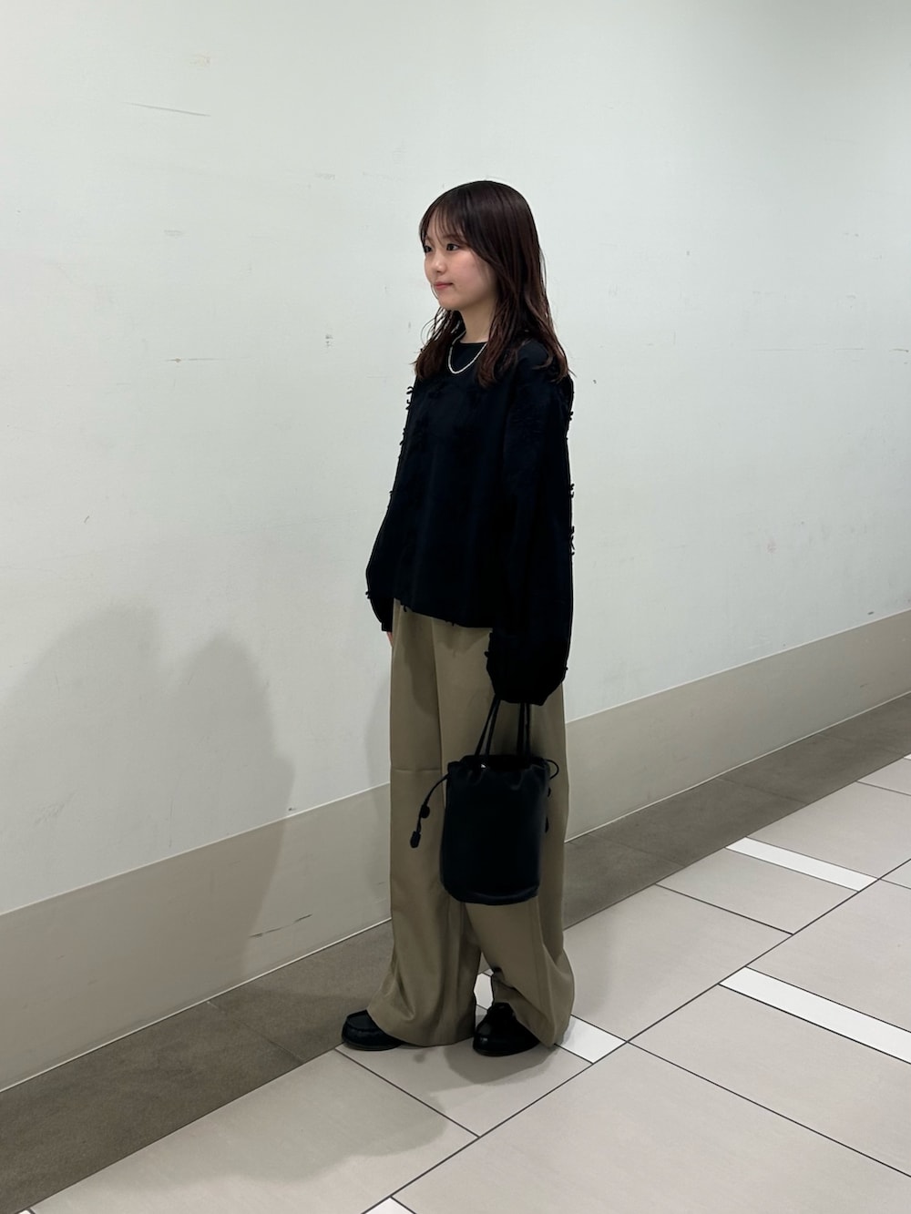 ベージュ系のその他パンツ、ブラック系のショルダーバッグ、ブラック系のシャツ/ブラウスを着用したレディースの春コーディネートの3枚目の写真