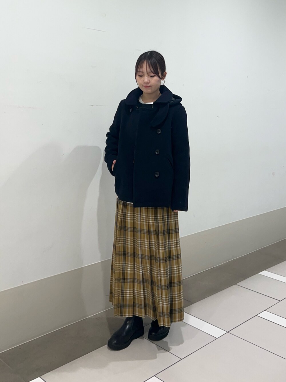 ブルー系のその他アウター、イエロー系のスカートを着用したレディースの冬コーディネートの3枚目の写真