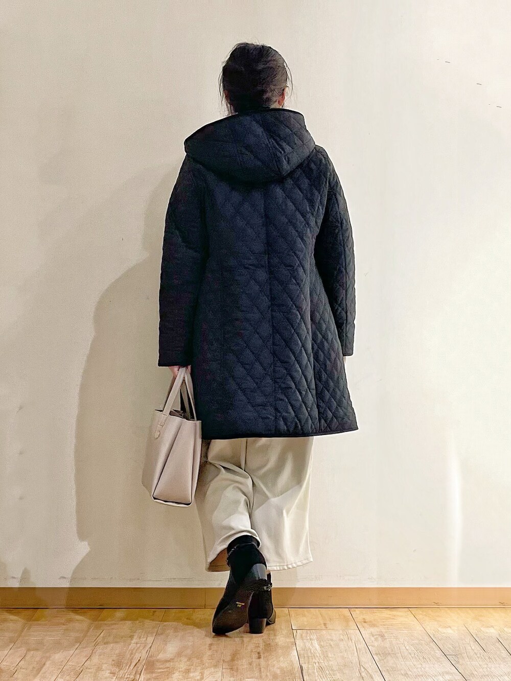 「シューラルー、DRESKIP、プチプラ、骨格ストレート、30代コーデ、クリスマスに着たい服、冬コーデ、休日スタイル、オトナ女子、冬、デート、あったかコーデ、ニット、タートルネック、コート」｜「SHOO・LA・RUEの【フード取り外し可/撥水加工/S-LL】自然にくびれる あったかダイヤ柄キルトコート（その他アウター、ブラック系）」を使った、かのさん（骨格ストレート・レディース・157cm）の冬コーディネートの3枚目の写真