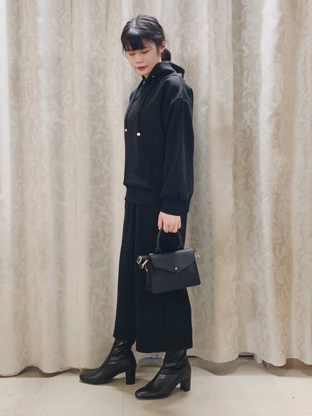 「シューラルー、SHOO-LA-RUE、DRESKIP、オールブラック、秋服、オトナ女子、ブラック、ブーツ、セットアップ、お出かけコーデ、プチプラ、秋コーデ、秋服コーデ、シンプルコーデ、ブーツスタイル」｜「DRESKIPのもちさら抜け襟プルオーバー（パーカー、ブラック系）」を使った、かのさん（骨格ストレート・レディース・157cm）の秋コーディネートの2枚目の写真