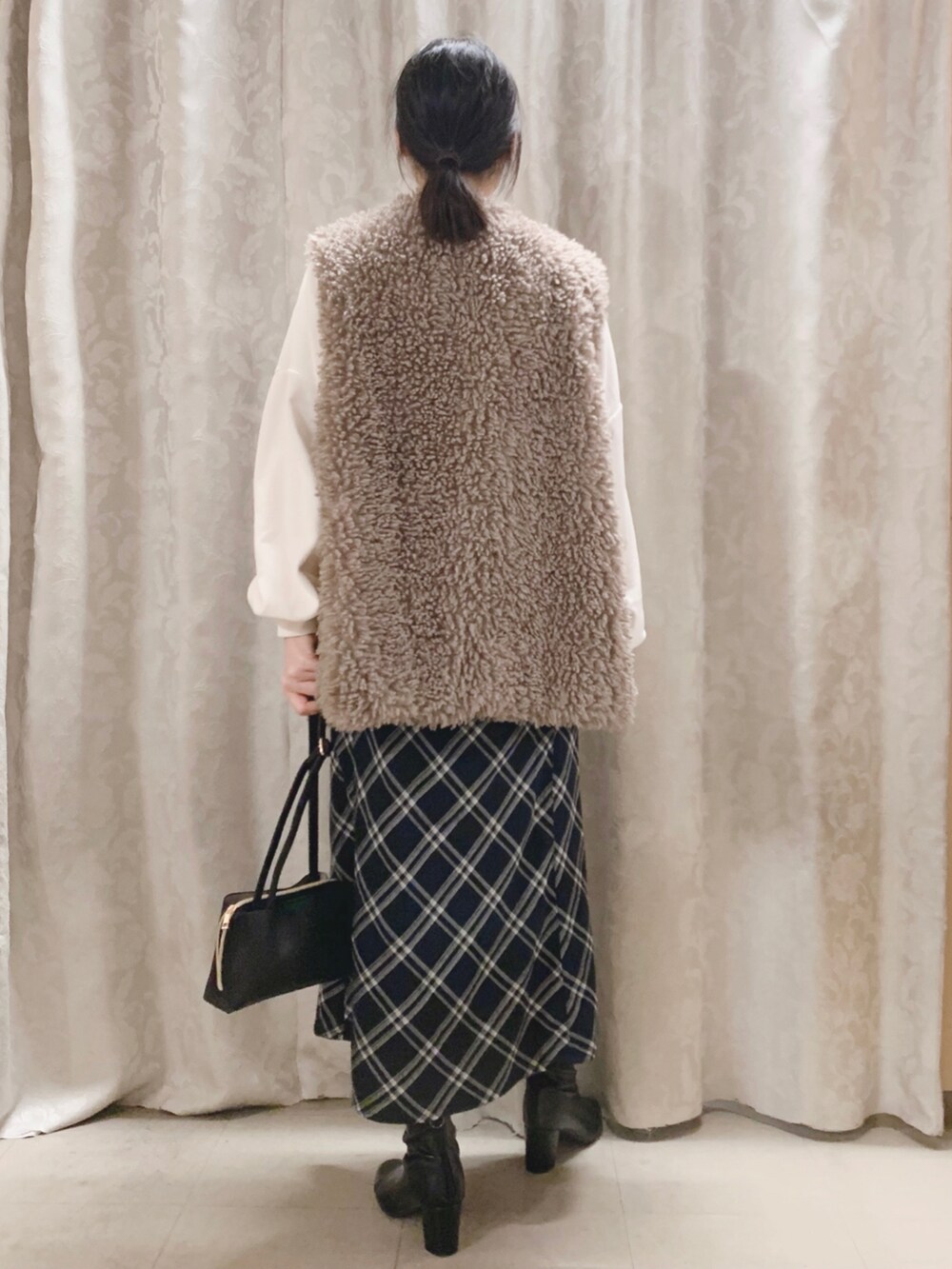 「シューラルー、SHOO-LA-RUE、DRESKIP、Cutie Blonde、ファーベスト、プチプラ、秋のコーデ、オトナカジュアル、お出かけコーデ、ゆるコーデ、オーバーサイズ、楽チンコーデ、ミニバッグ、スカートスタイル、チェック」|「Cutie Blondeのプードルファーベスト(ベスト、ブラウン系)」を使った、かのさん(骨格ストレート・レディース・157cm)の秋コーディネートの3枚目の写真