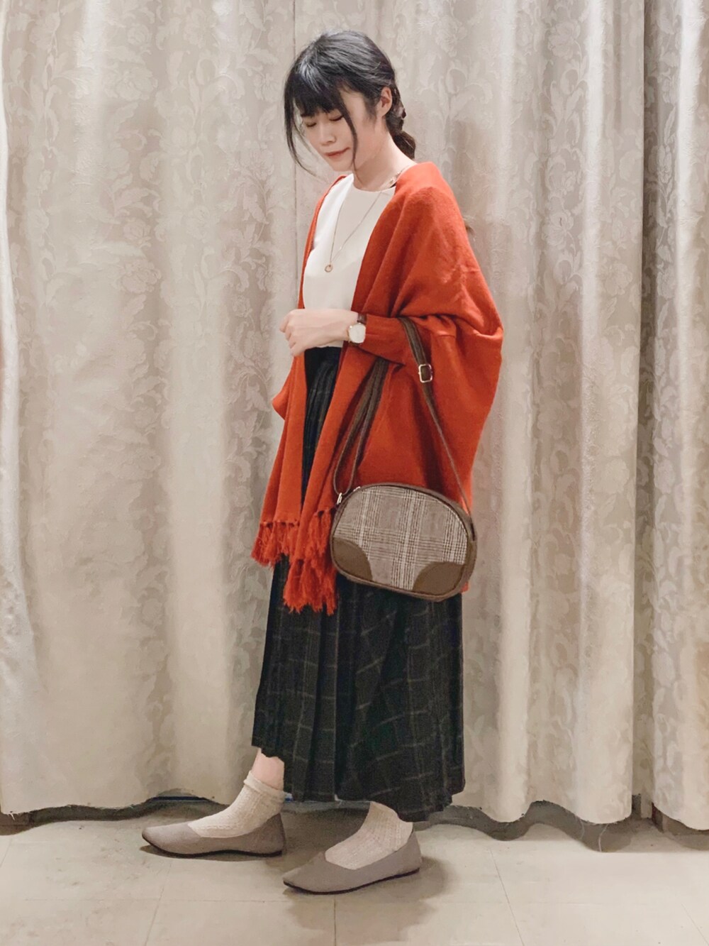 「秋のコーデ、ポンチョ、チェックスカート、休日コーデ、シューラルー、SHOO-LA-RUE、キレイめコーデ、秋冬コーデ、オトナ女子、DRESKIP」|「SHOO・LA・RUEの体系カバーが叶う!フリンジ ポンチョ カーディガン(ポンチョ、オレンジ系)」を使った、かのさん(骨格ストレート・レディース・157cm)の秋コーディネートの2枚目の写真