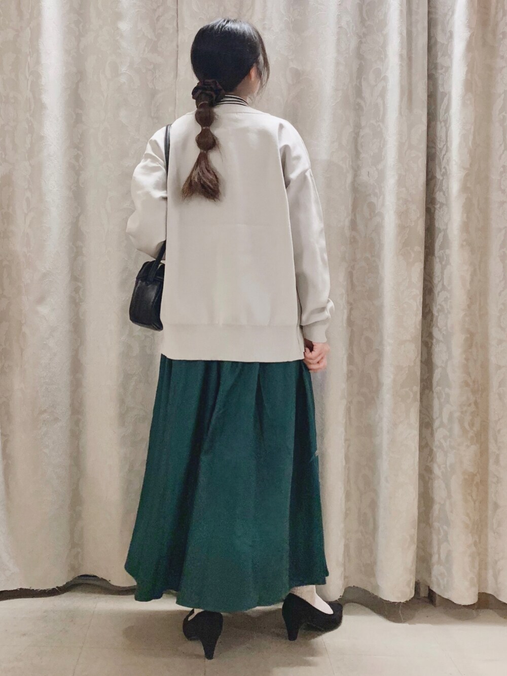 「シューラルー、SHOO-LA-RUE、きれいめカジュアル、カーディガン、カラースカート、グリーン、パンプス、ボーダー、大人カジュアル、秋コーデ、スカートスタイル、大人かわいい、ラクチンコーデ、シンプル、プチプラ」|「SHOO・LA・RUEの大人気アイテム!スポンディッシュ リングドット カーディガン(カーディガン/ボレロ、ベージュ系)」を使った、かのさん(骨格ストレート・レディース・157cm)の秋コーディネートの3枚目の写真