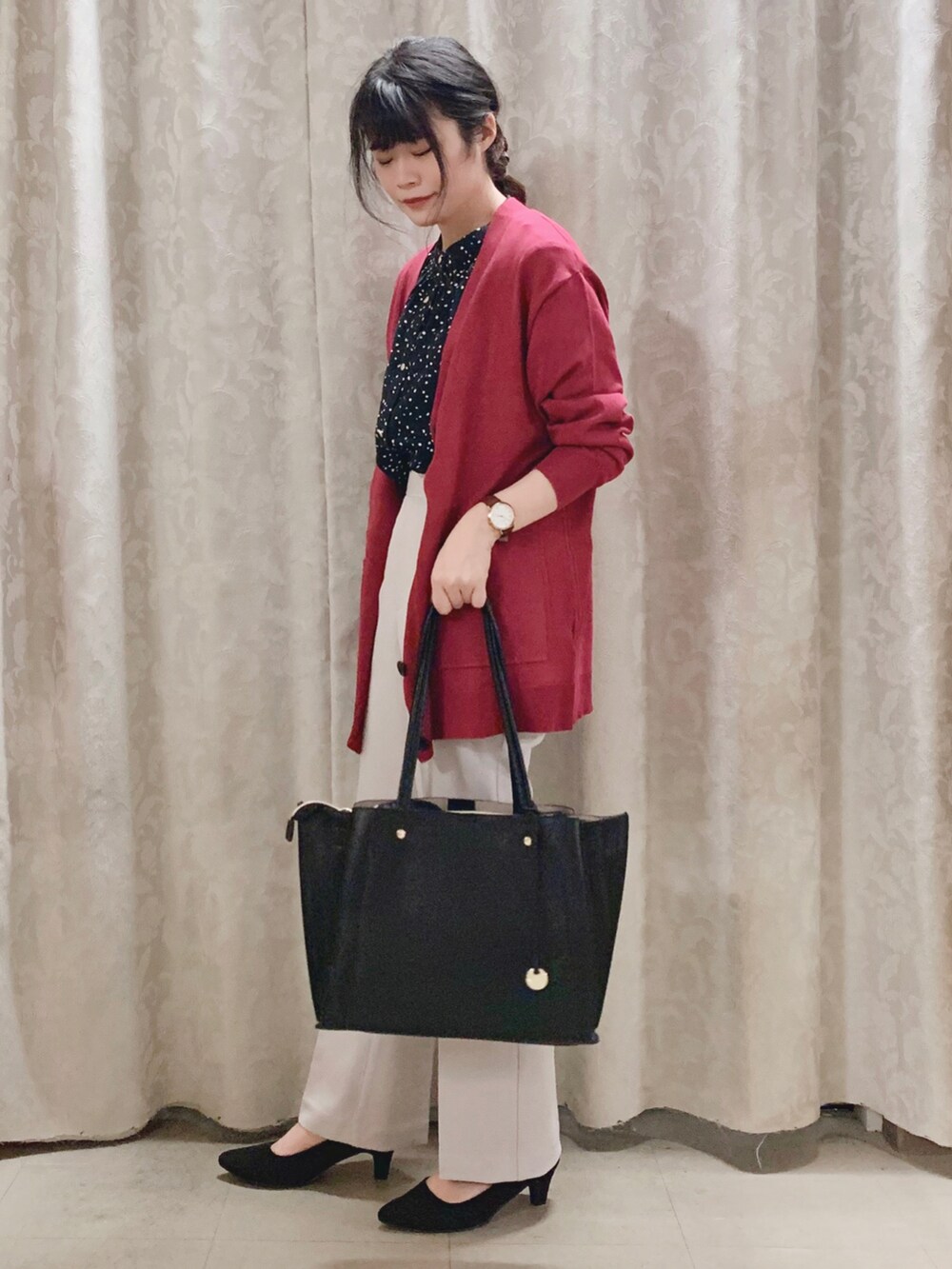 「カーディガン、ブラウス、パンツスタイル、大人女子、プチプラコーデ、秋服、オフィスカジュアル、お仕事コーデ、シューラルー、初秋コーデ」｜「DRESKIPのゆったりVネックカーディガン（カーディガン/ボレロ、パープル系）」を使った、かのさん（レディース・157cm）の秋コーディネートの2枚目の写真