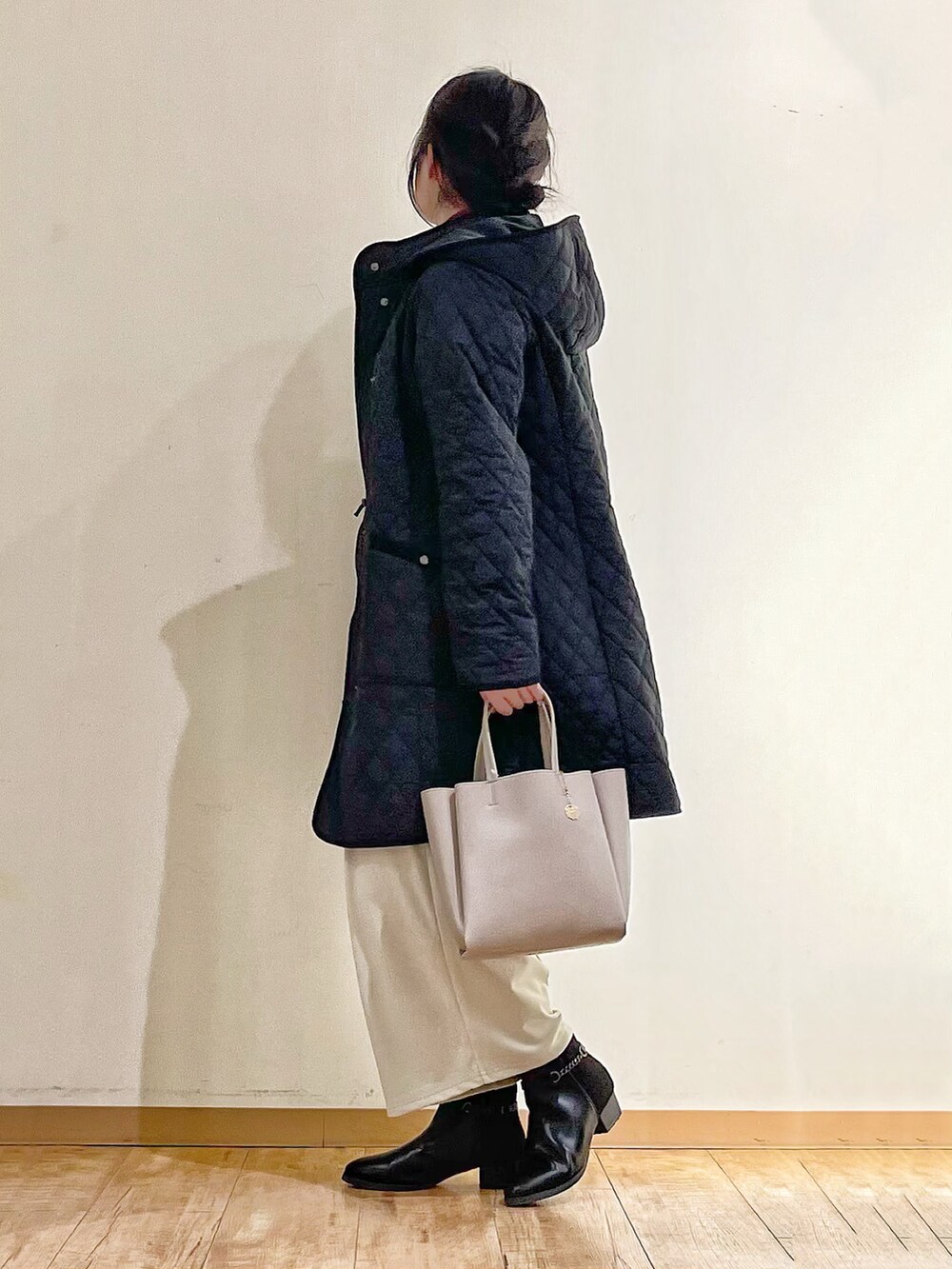 「シューラルー、DRESKIP、プチプラ、骨格ストレート、30代コーデ、クリスマスに着たい服、冬コーデ、休日スタイル、オトナ女子、冬、デート、あったかコーデ、ニット、タートルネック、コート」｜「SHOO・LA・RUEの【フード取り外し可/撥水加工/S-LL】自然にくびれる あったかダイヤ柄キルトコート（その他アウター、ブラック系）」を使った、かのさん（骨格ストレート・レディース・157cm）の冬コーディネートの2枚目の写真