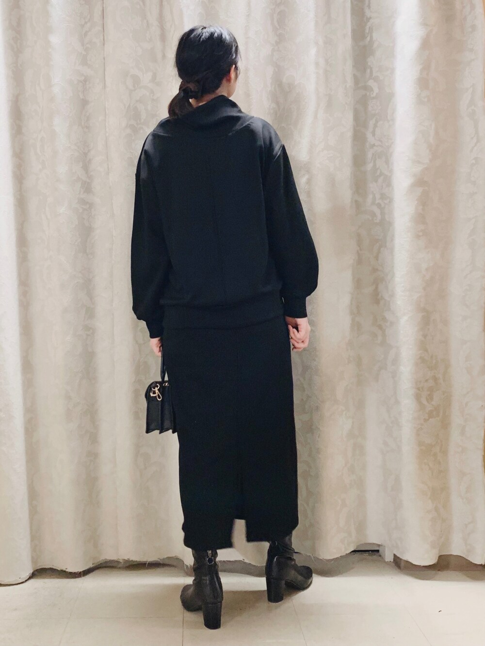「シューラルー、SHOO-LA-RUE、DRESKIP、オールブラック、秋服、オトナ女子、ブラック、ブーツ、セットアップ、お出かけコーデ、プチプラ、秋コーデ、秋服コーデ、シンプルコーデ、ブーツスタイル」｜「DRESKIPのもちさら抜け襟プルオーバー（パーカー、ブラック系）」を使った、かのさん（骨格ストレート・レディース・157cm）の秋コーディネートの3枚目の写真
