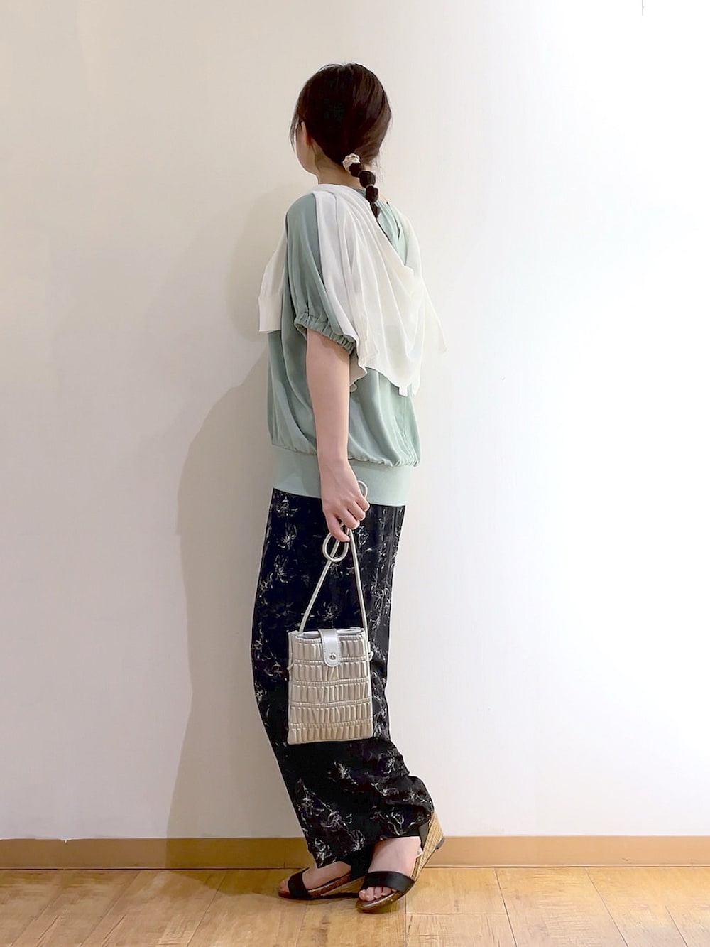 「シューラルー、シューラルー(SHOO・LA・RUE)、DRESKIP、柄パンツ、パンツスタイル、サンダル、夏コーデ、大人コーデ、リラックススタイル、30代コーデ、大人ファッション、プチプラ、楽ちんコーデ、おでかけコーデ、デイリーカジュアル」|「DRESKIPの【洗える】ひんやりさらっと 大人のシアーカーディガン(カーディガン/ボレロ、ホワイト系)」を使った、かのさん(骨格ストレート・レディース・157cm)の夏コーディネートの2枚目の写真
