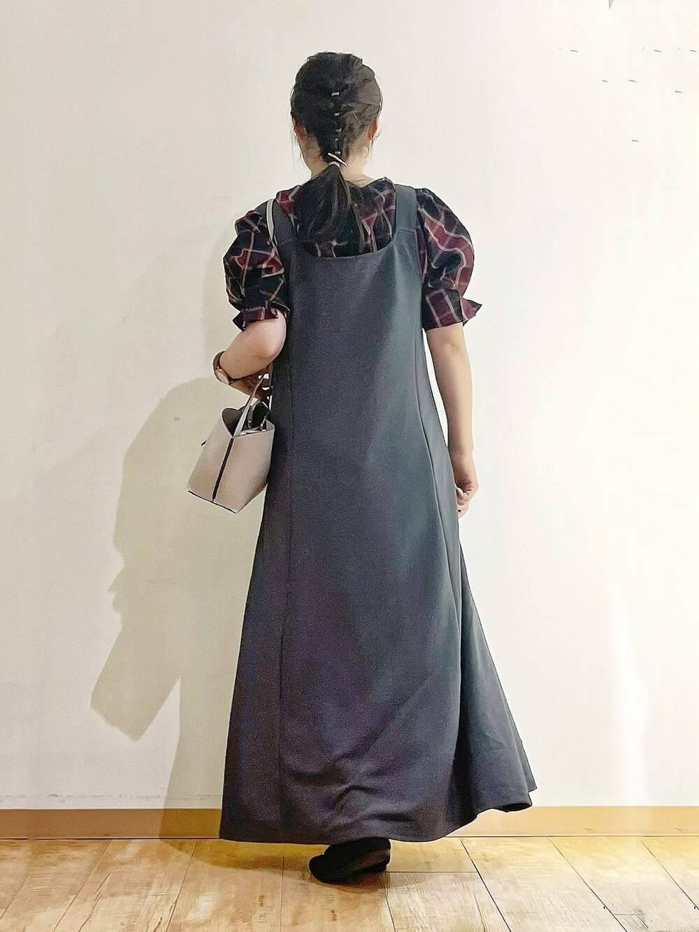 「シューラルー、DRESKIP、ジャンドレ、ブラウス、チェック、30代コーデ、秋服準備はじめました、おでかけコーデ、大人ガーリー、プチプラ、大人かわいい、秋コーデ、ロング丈、ショルダーバッグ、秋」｜「DRESKIPの【洗える/イージーケア】腕周りがキレイに見える 5分袖ブラウス（シャツ/ブラウス、レッド系）」を使った、かのさん（骨格ストレート・レディース・157cm）の秋コーディネートの3枚目の写真