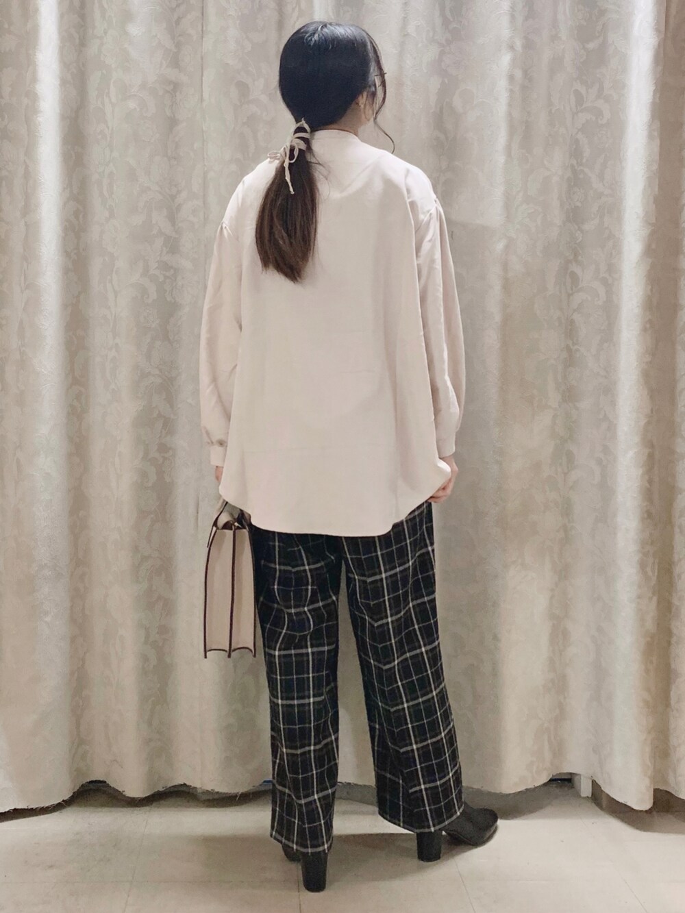 ホワイト系のシャツ/ブラウス、ブラック系のパンツ、グレー系のショルダーバッグを着用したレディースの秋コーディネートの3枚目の写真