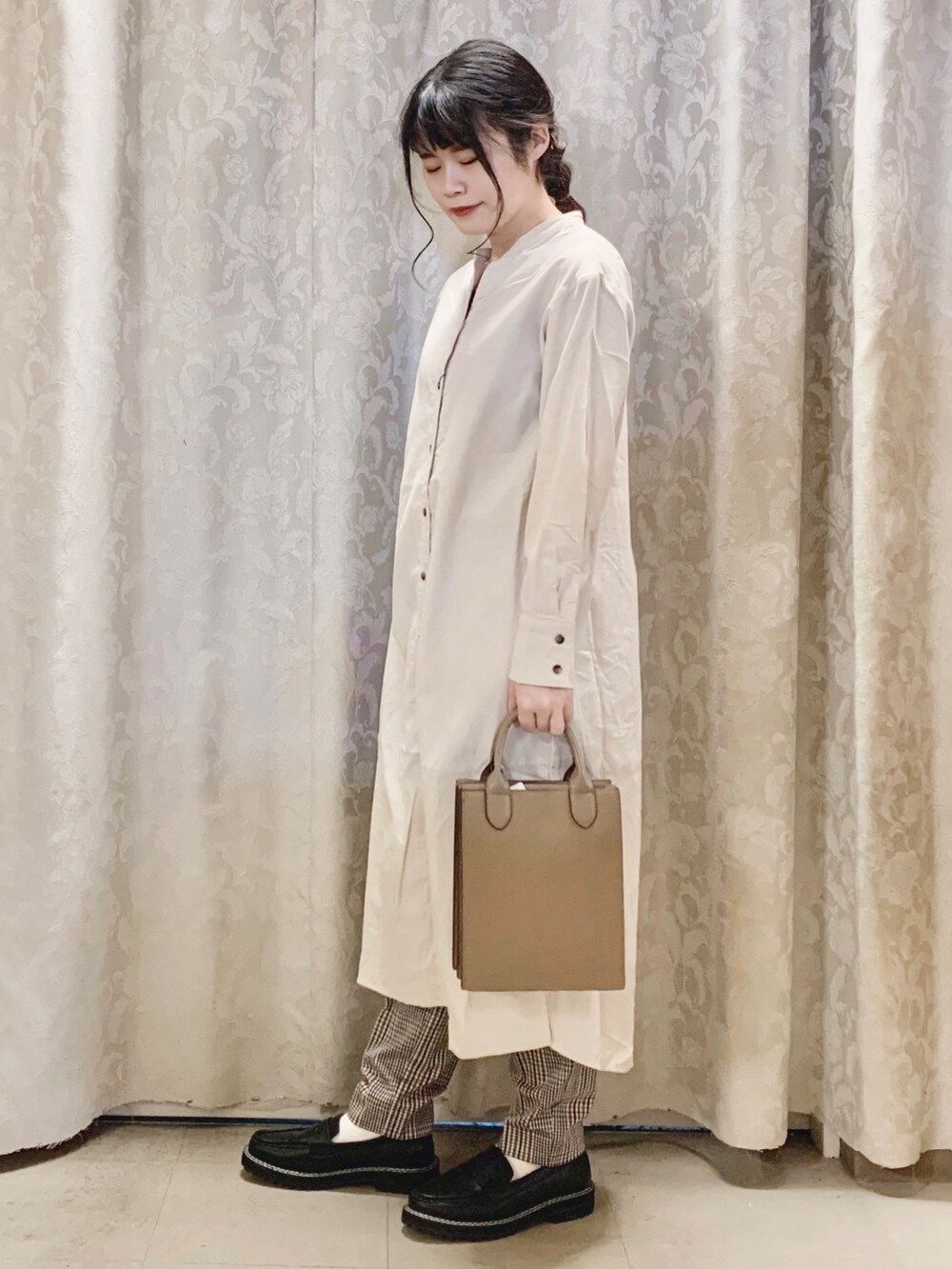 ホワイト系のワンピース、ベージュ系のその他パンツ、ブラック系のドレスシューズを着用したレディースの秋コーディネートの2枚目の写真
