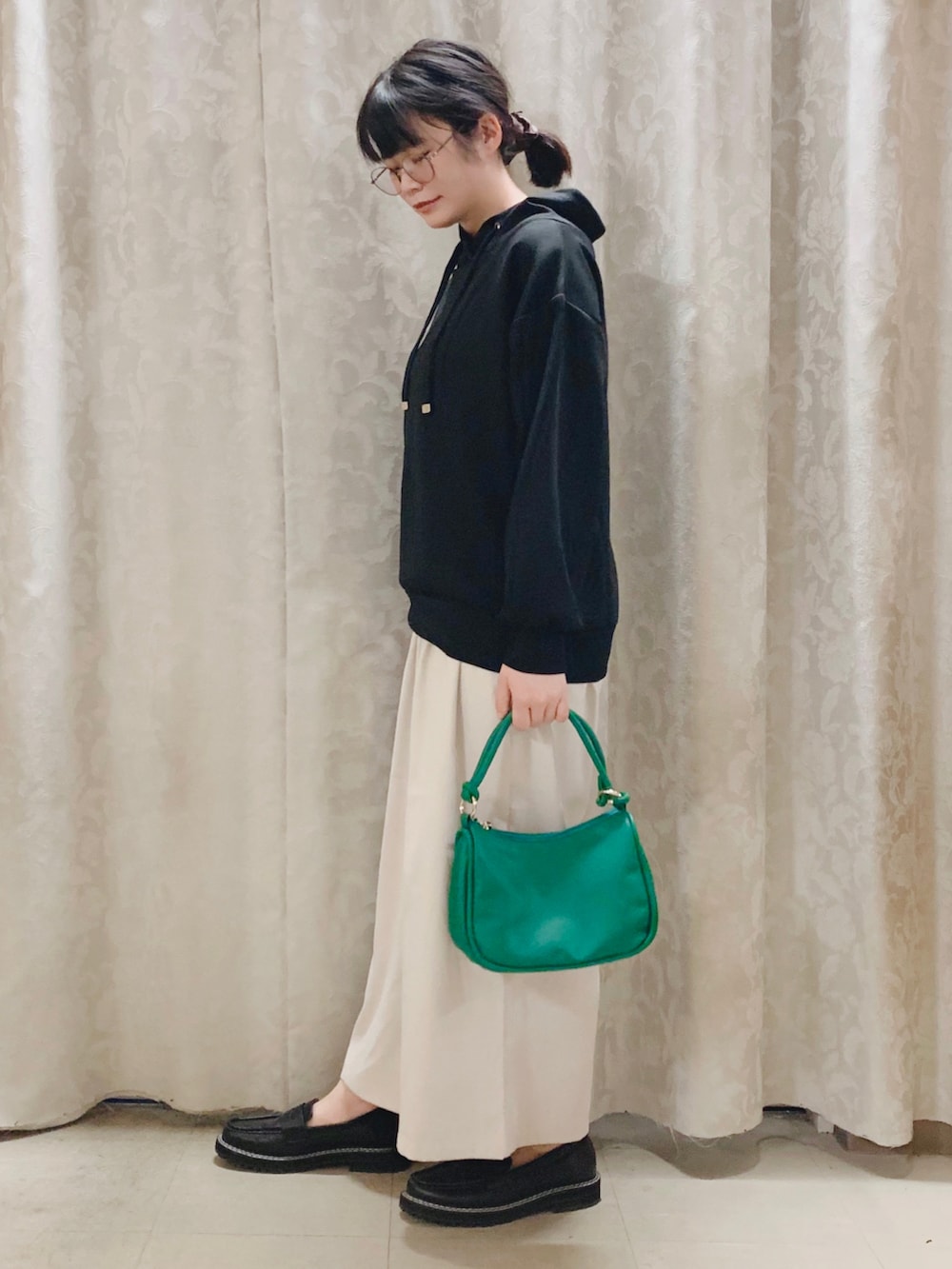 「ブラック、秋のコーデ、ワイドパンツ、パンツスタイル、リラックススタイル、カジュアルコーデ、秋、シューラルー、SHOO-LA-RUE、DRESKIP」｜「DRESKIPのもちさら抜け襟プルオーバー（パーカー、ブラック系）」を使った、かのさん（骨格ストレート・レディース・157cm）の秋コーディネートの2枚目の写真