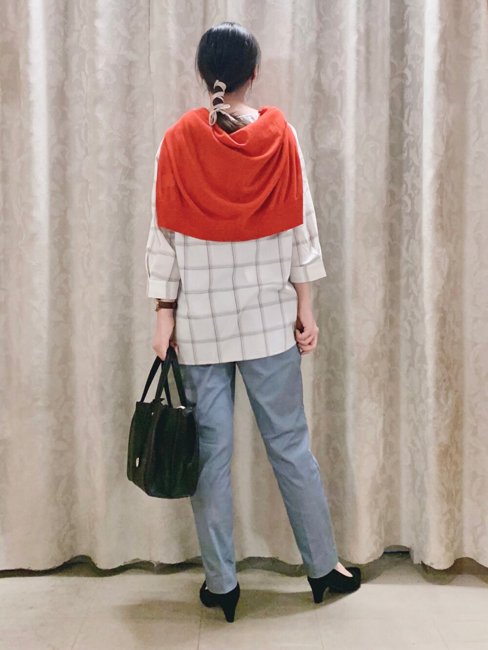 オレンジ系のカーディガン/ボレロ、ホワイト系のシャツ/ブラウス、ブルー系のその他パンツを着用したレディースの秋コーディネートの3枚目の写真