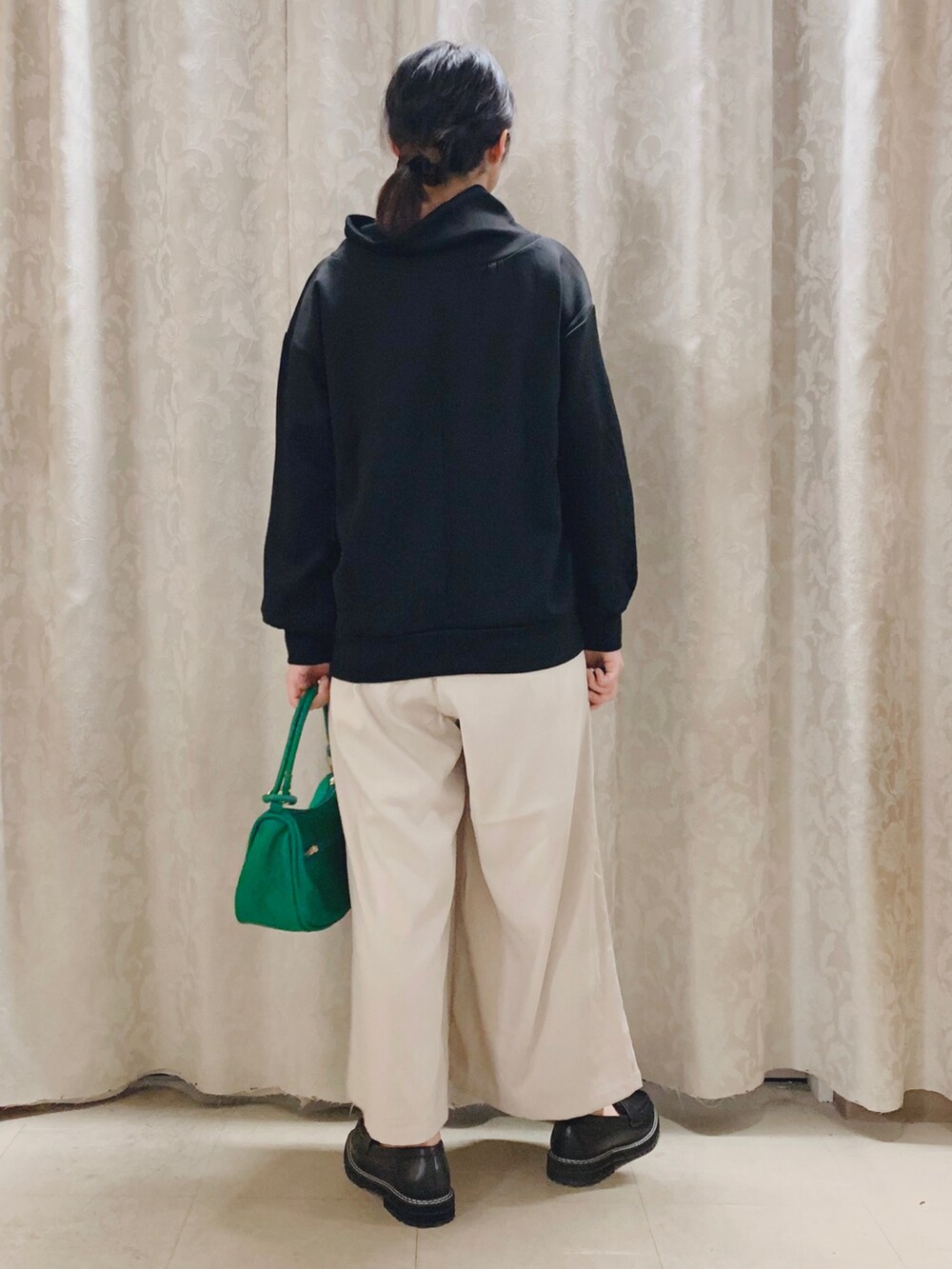 「ブラック、秋のコーデ、ワイドパンツ、パンツスタイル、リラックススタイル、カジュアルコーデ、秋、シューラルー、SHOO-LA-RUE、DRESKIP」｜「DRESKIPのもちさら抜け襟プルオーバー（パーカー、ブラック系）」を使った、かのさん（骨格ストレート・レディース・157cm）の秋コーディネートの3枚目の写真
