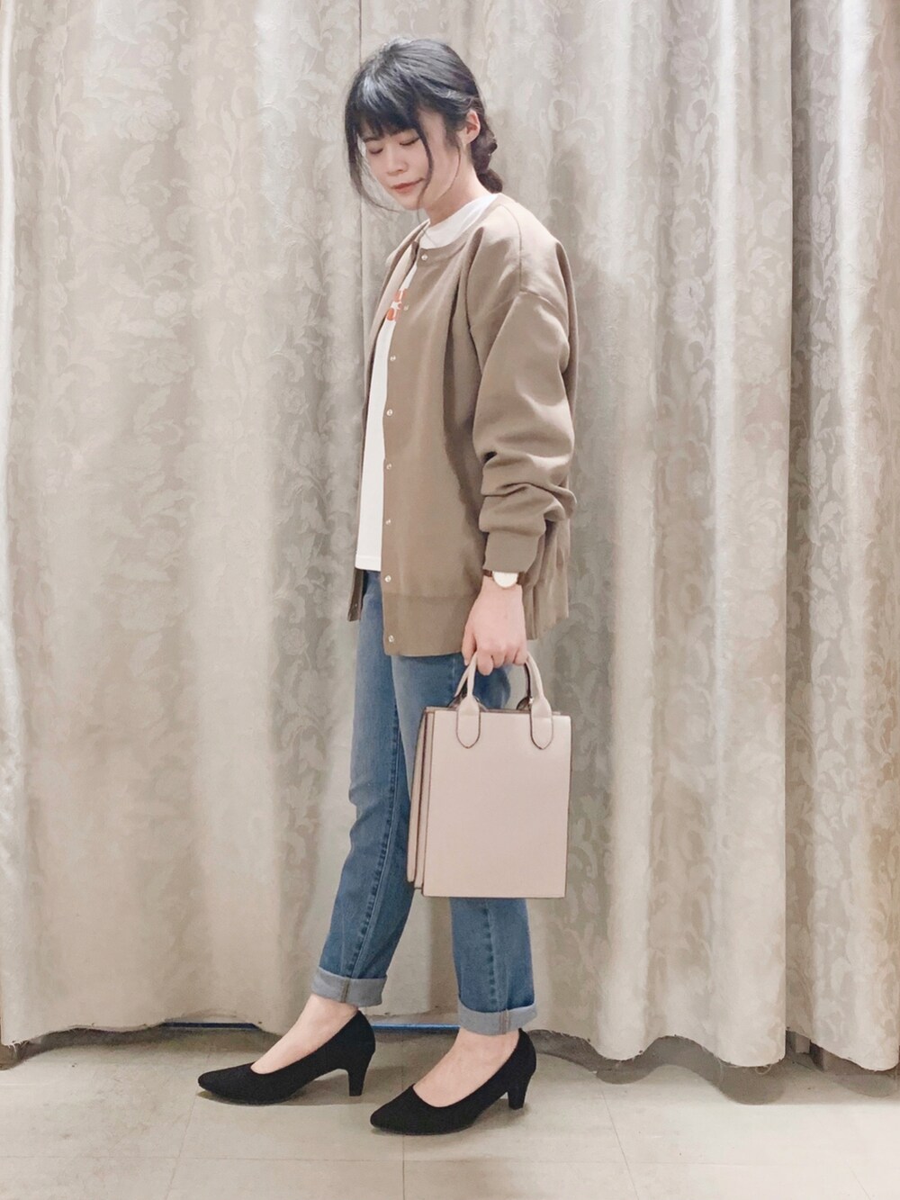 「秋コーデ、大人カジュアル、秋服準備はじめました、カジュアル、パンツスタイル、デニム、ラクチンコーデ、プチプラコーデ、パンツコーデ、シンプルコーデ、パンプス、シューラルー」｜「SHOO・LA・RUEの大人気アイテム！スポンディッシュ リングドット カーディガン（カーディガン/ボレロ、ブラウン系）」を使った、かのさん（レディース・157cm）の秋コーディネートの2枚目の写真