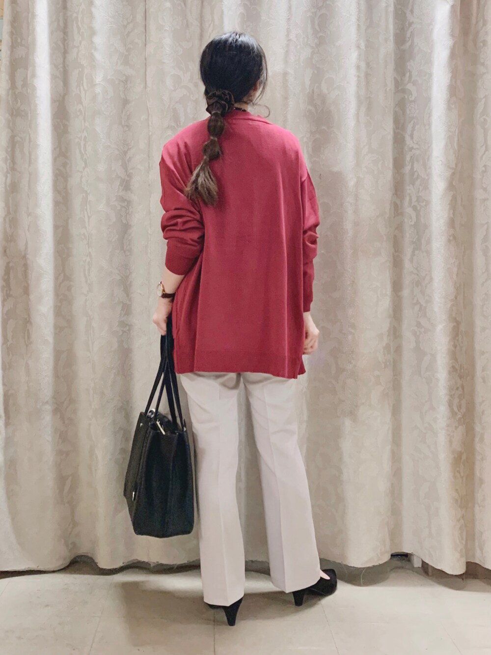「カーディガン、ブラウス、パンツスタイル、大人女子、プチプラコーデ、秋服、オフィスカジュアル、お仕事コーデ、シューラルー、初秋コーデ」｜「DRESKIPのゆったりVネックカーディガン（カーディガン/ボレロ、パープル系）」を使った、かのさん（レディース・157cm）の秋コーディネートの3枚目の写真