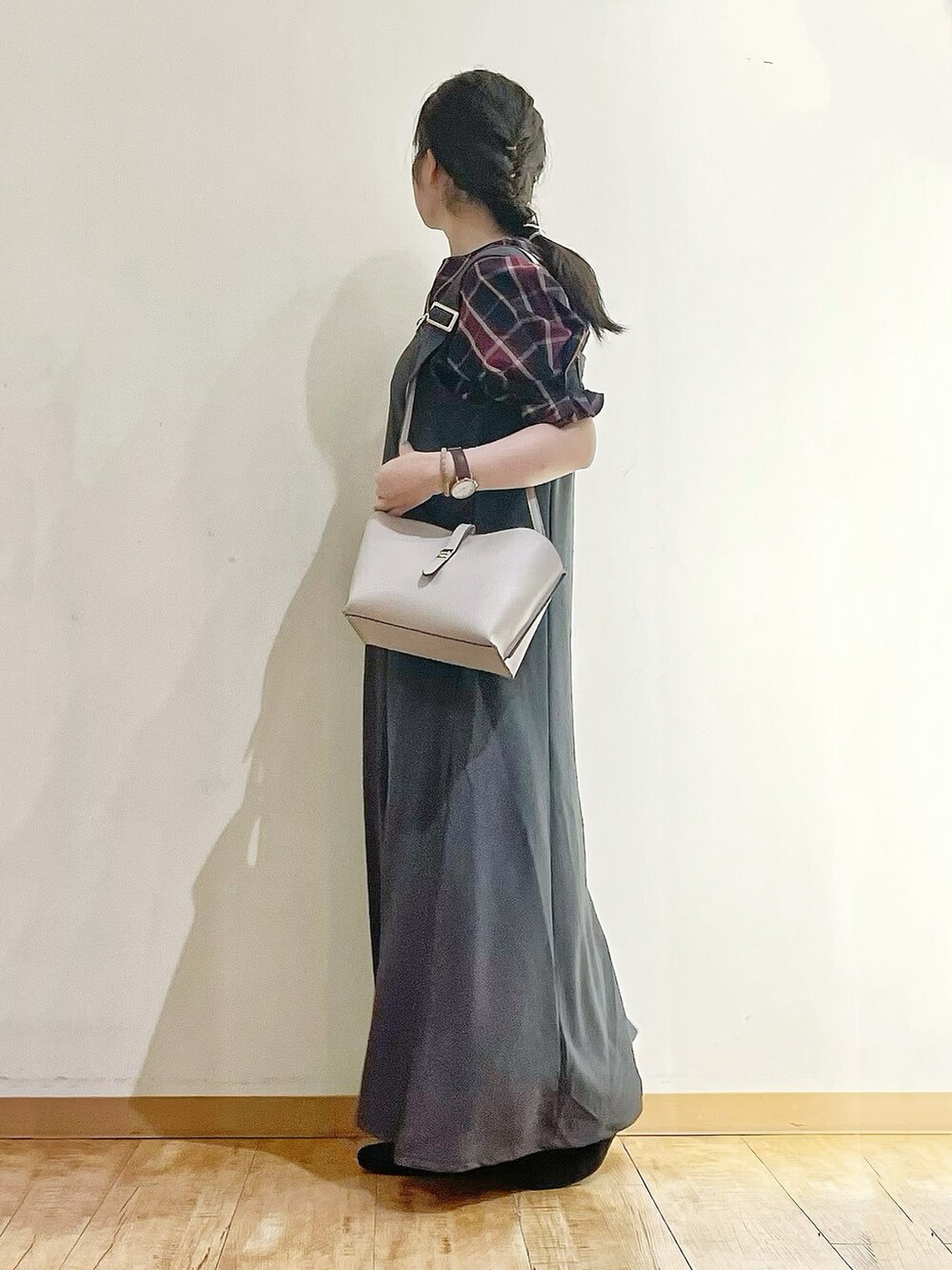 「シューラルー、DRESKIP、ジャンドレ、ブラウス、チェック、30代コーデ、秋服準備はじめました、おでかけコーデ、大人ガーリー、プチプラ、大人かわいい、秋コーデ、ロング丈、ショルダーバッグ、秋」｜「DRESKIPの【洗える/イージーケア】腕周りがキレイに見える 5分袖ブラウス（シャツ/ブラウス、レッド系）」を使った、かのさん（骨格ストレート・レディース・157cm）の秋コーディネートの2枚目の写真