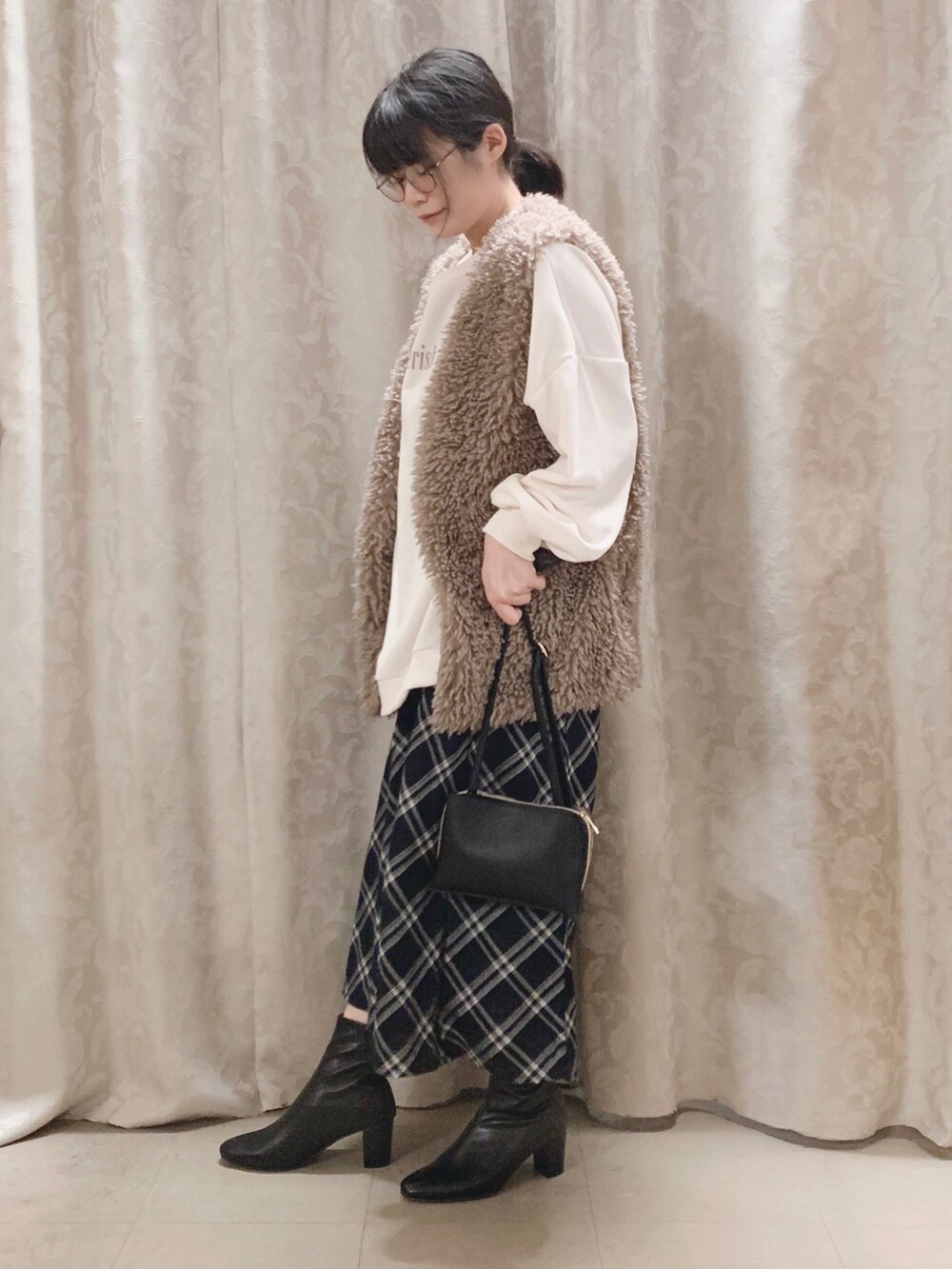 「シューラルー、SHOO-LA-RUE、DRESKIP、Cutie Blonde、ファーベスト、プチプラ、秋のコーデ、オトナカジュアル、お出かけコーデ、ゆるコーデ、オーバーサイズ、楽チンコーデ、ミニバッグ、スカートスタイル、チェック」|「Cutie Blondeのプードルファーベスト(ベスト、ブラウン系)」を使った、かのさん(骨格ストレート・レディース・157cm)の秋コーディネートの2枚目の写真