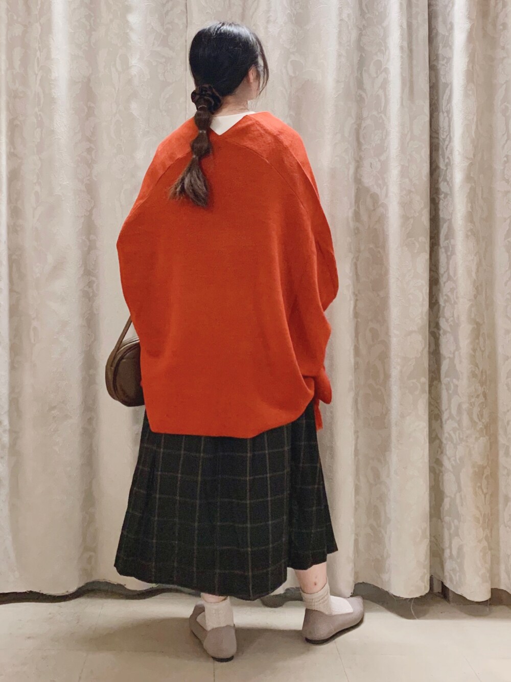「秋のコーデ、ポンチョ、チェックスカート、休日コーデ、シューラルー、SHOO-LA-RUE、キレイめコーデ、秋冬コーデ、オトナ女子、DRESKIP」|「SHOO・LA・RUEの体系カバーが叶う!フリンジ ポンチョ カーディガン(ポンチョ、オレンジ系)」を使った、かのさん(骨格ストレート・レディース・157cm)の秋コーディネートの3枚目の写真