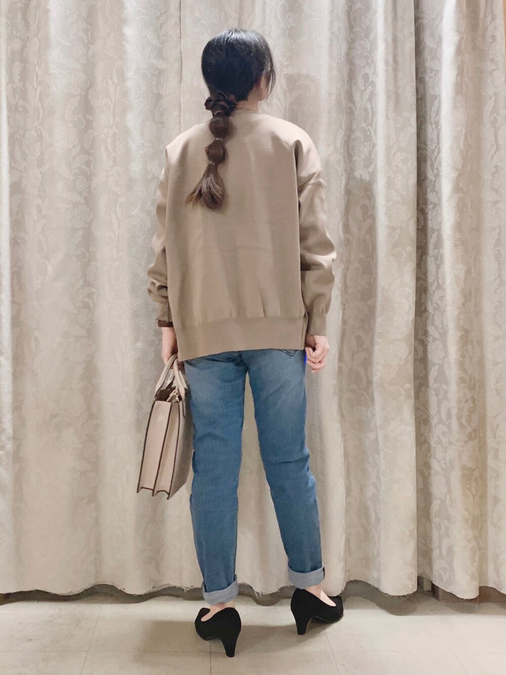 「秋コーデ、大人カジュアル、秋服準備はじめました、カジュアル、パンツスタイル、デニム、ラクチンコーデ、プチプラコーデ、パンツコーデ、シンプルコーデ、パンプス、シューラルー」｜「SHOO・LA・RUEの大人気アイテム！スポンディッシュ リングドット カーディガン（カーディガン/ボレロ、ブラウン系）」を使った、かのさん（レディース・157cm）の秋コーディネートの3枚目の写真