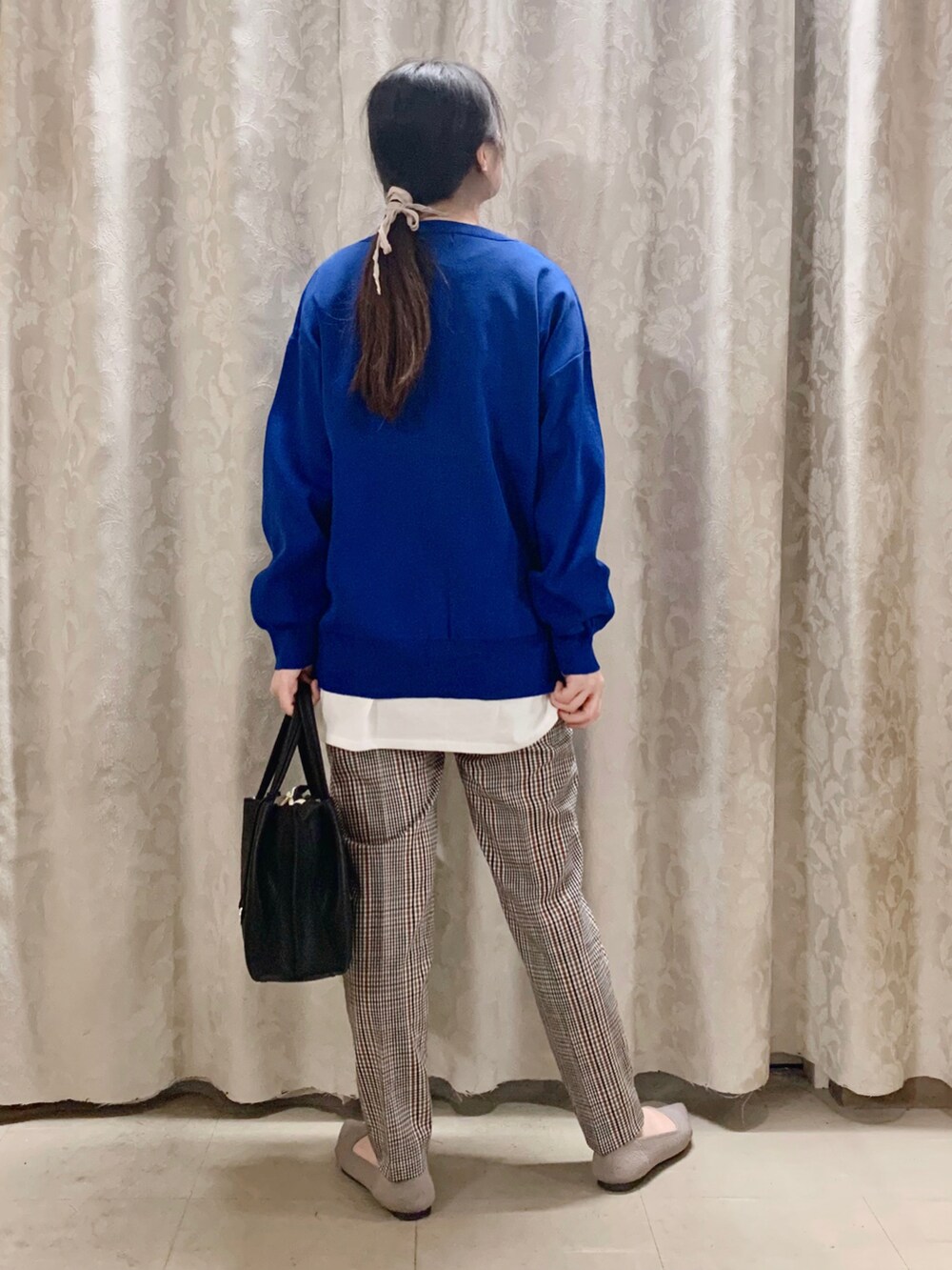 「シューラルー、SHOO-LA-RUE、休日コーデ、お出かけコーデ、秋🍁コーデ、チェック、チェックパンツ、パンプス、レイヤードスタイル、ブルー、カーディガン、パンツスタイル、オトナカジュアル、秋服、テーパードパンツ」｜「SHOO・LA・RUEの大人気アイテム！スポンディッシュ リングドット カーディガン（カーディガン/ボレロ、ブルー系）」を使った、かのさん（レディース・157cm）の秋コーディネートの3枚目の写真