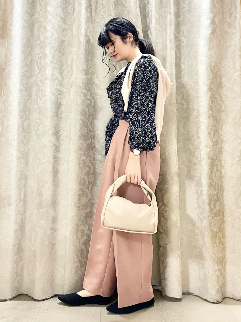 ベージュ系のカーディガン/ボレロ、ブラック系のシャツ/ブラウス、ピンク系のその他パンツを着用したレディースの冬コーディネートの2枚目の写真