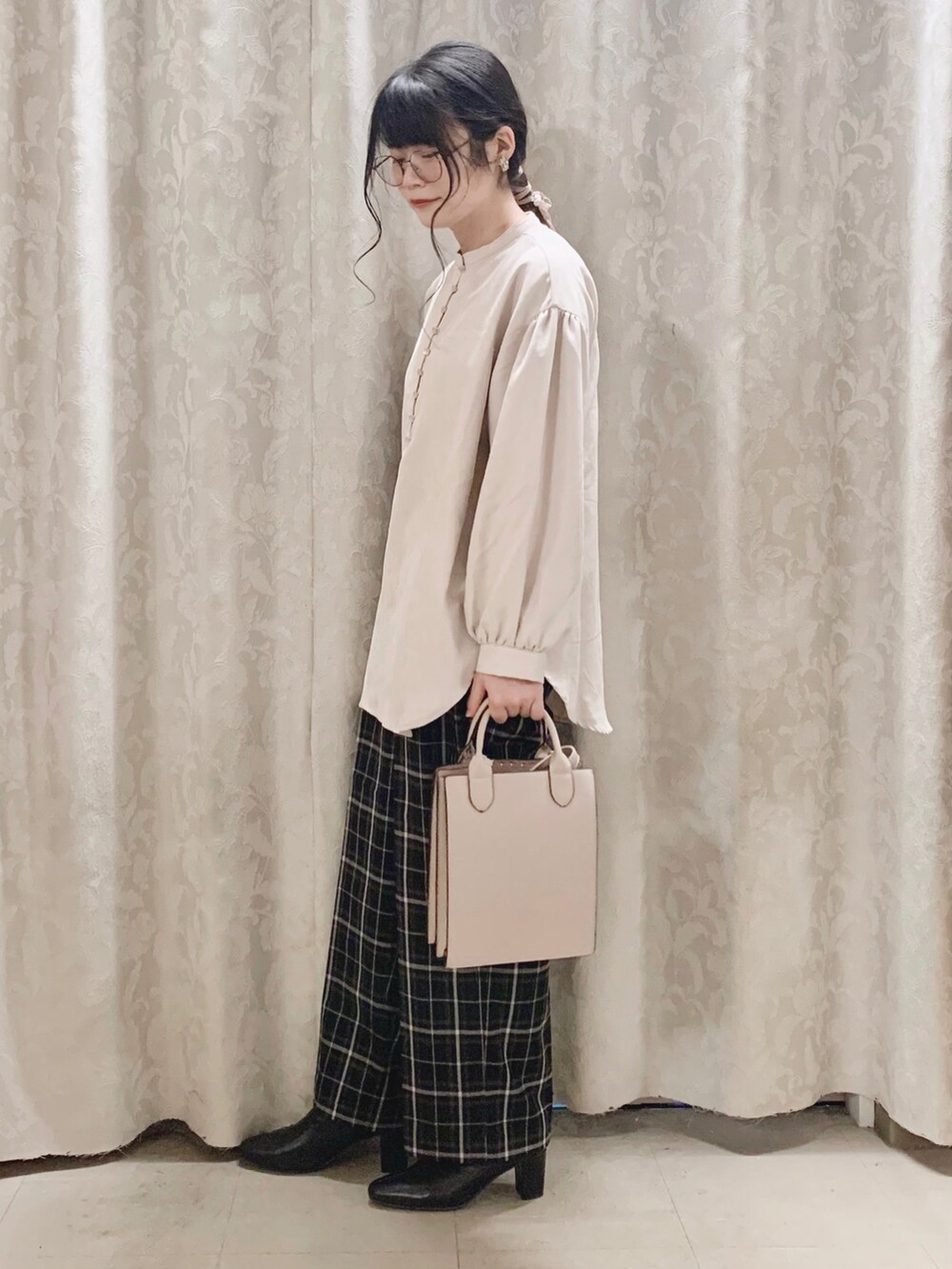 ホワイト系のシャツ/ブラウス、ブラック系のパンツ、グレー系のショルダーバッグを着用したレディースの秋コーディネートの2枚目の写真