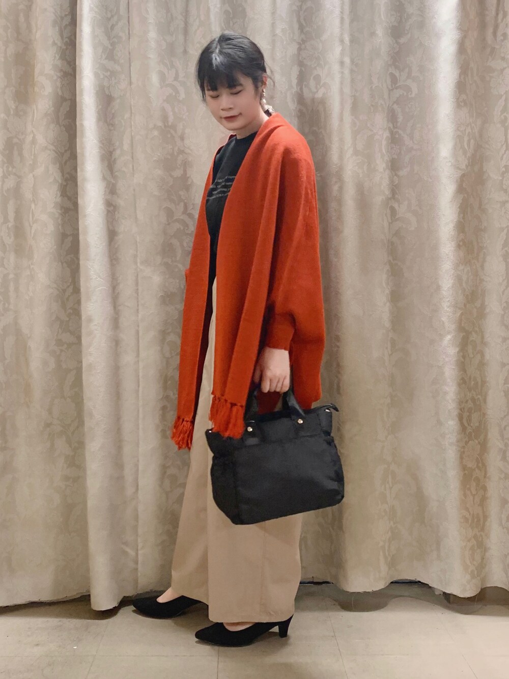 「シューラルー、SHOO-LA-RUE、DRESKIP、きれいめカジュアル、プチプラ、ポンチョ、ワイドパンツ、パンツスタイル、大人カジュアル、パンプス、休日スタイル、秋冬コーデ、ラクチンコーデ、プチプラコーデ、ロゴT」｜「SHOO・LA・RUEの体系カバーが叶う！フリンジ ポンチョ カーディガン（ポンチョ、オレンジ系）」を使った、かのさん（骨格ストレート・レディース・157cm）の秋コーディネートの2枚目の写真