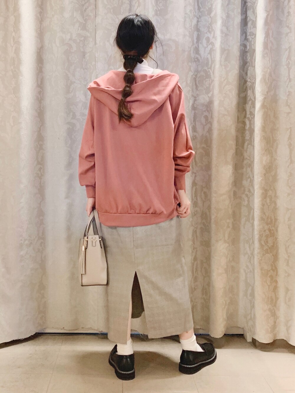 「パーカー、ローファー、秋のコーデ、ジャンパースカート、プチプラ、ゆるコーデ、秋、大人ガーリー、シューラルー、SHOO-LA-RUE」｜「SHOO・LA・RUEのゆるっとシルエットで休日のスタイルにぴったり！ドルマン パーカー（パーカー、ピンク系）」を使った、かのさん（骨格ストレート・レディース・157cm）の秋コーディネートの3枚目の写真