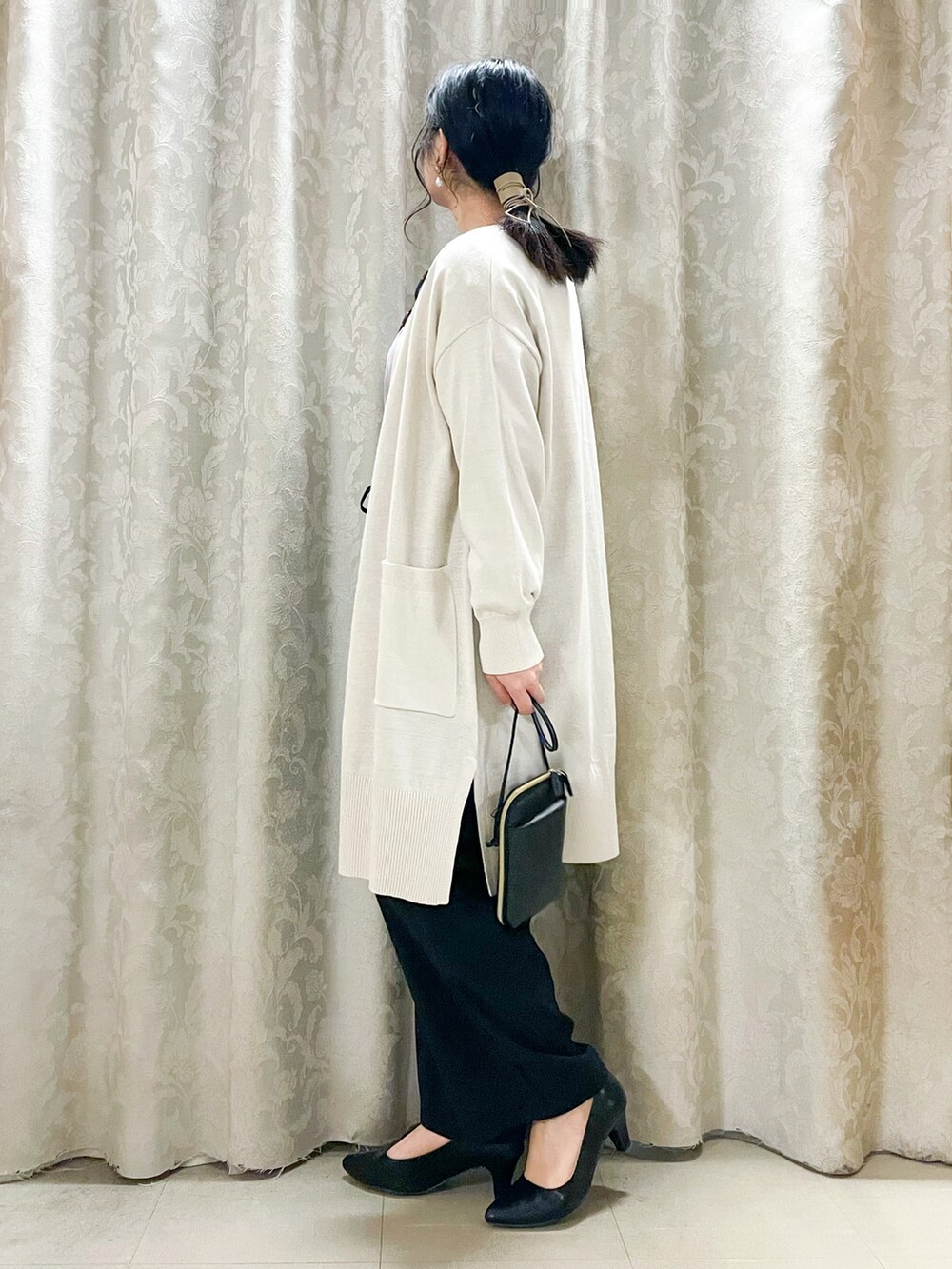 「春服デビュー宣言、シューラルー、シンプルコーデ、カーディガン、春コーデ、ボーダー、パンツスタイル、プチプラ、パンプス、ロングカーディガン、パープル、ピンク、プチプラコーデ、春カラー、今日のコーデ」｜「SHOO・LA・RUEの【気になるヒップ周りも安心◎】さらり綺麗なVネックカーディガン（カーディガン/ボレロ、ホワイト系）」を使った、かのさん（骨格ストレート・レディース・157cm）の春コーディネートの2枚目の写真