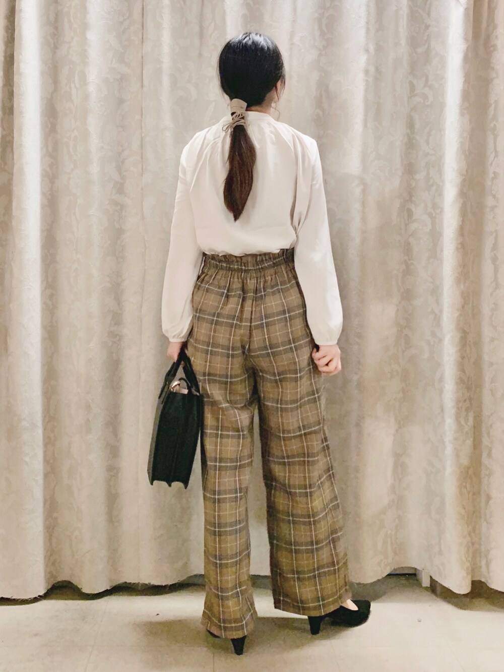 ベージュ系のシャツ/ブラウス、イエロー系のその他パンツ、ブラック系のパンプスを着用したレディースの秋コーディネートの3枚目の写真
