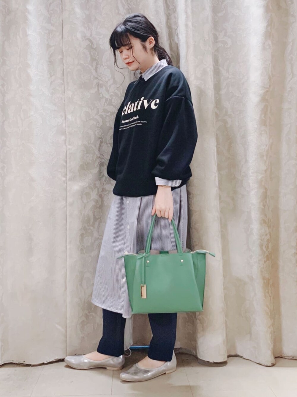 「シューラルー、Cutie Blonde、春服デビュー宣言、お出かけコーデ、春コーデ、レイヤードスタイル、スウェット、シャツワンピ、パンツスタイル、シルバー、大人カジュアル、ブラック、今日のコーデ、プチプラ、パンツコーデ」|「Cutie Blondeのオーバーサイズプリントプルオーバー(スウェット、ブラック系)」を使った、かのさん(骨格ストレート・レディース・157cm)の春コーディネートの2枚目の写真