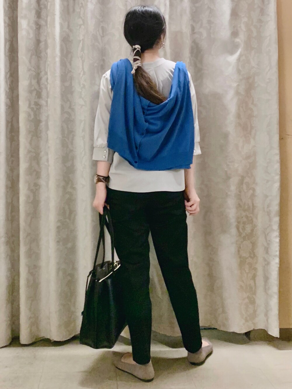 ブルー系のカーディガン/ボレロ、グレー系のTシャツ/カットソー、ブラック系のトートバッグを着用したレディースの秋コーディネートの3枚目の写真